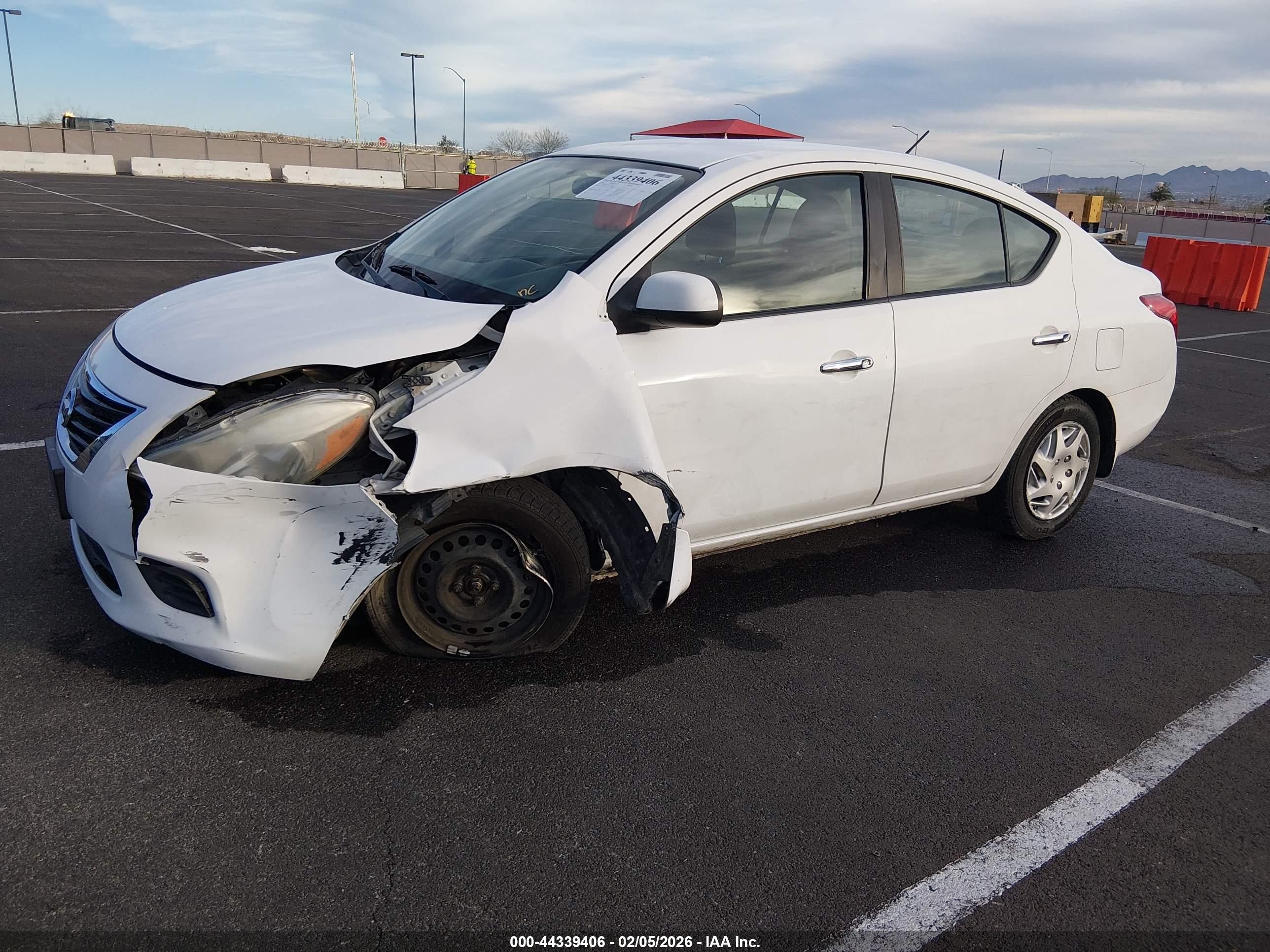 NISSAN VERSA image 2