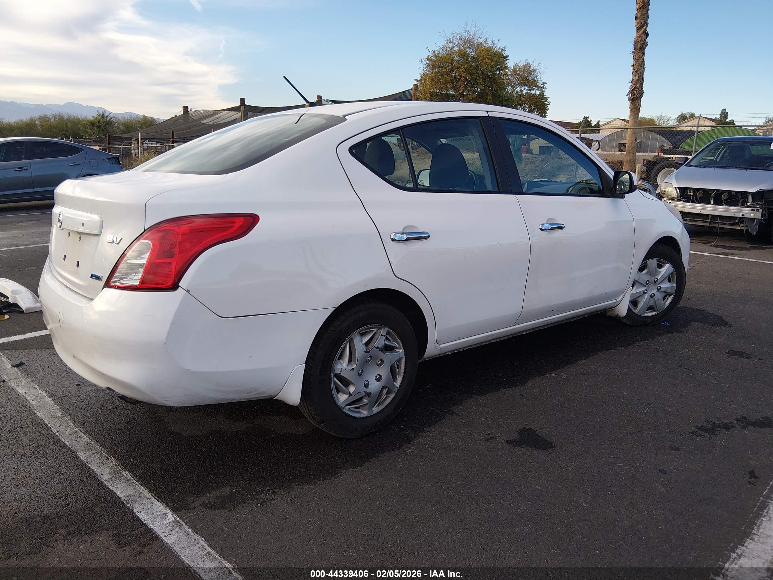 NISSAN VERSA image 4