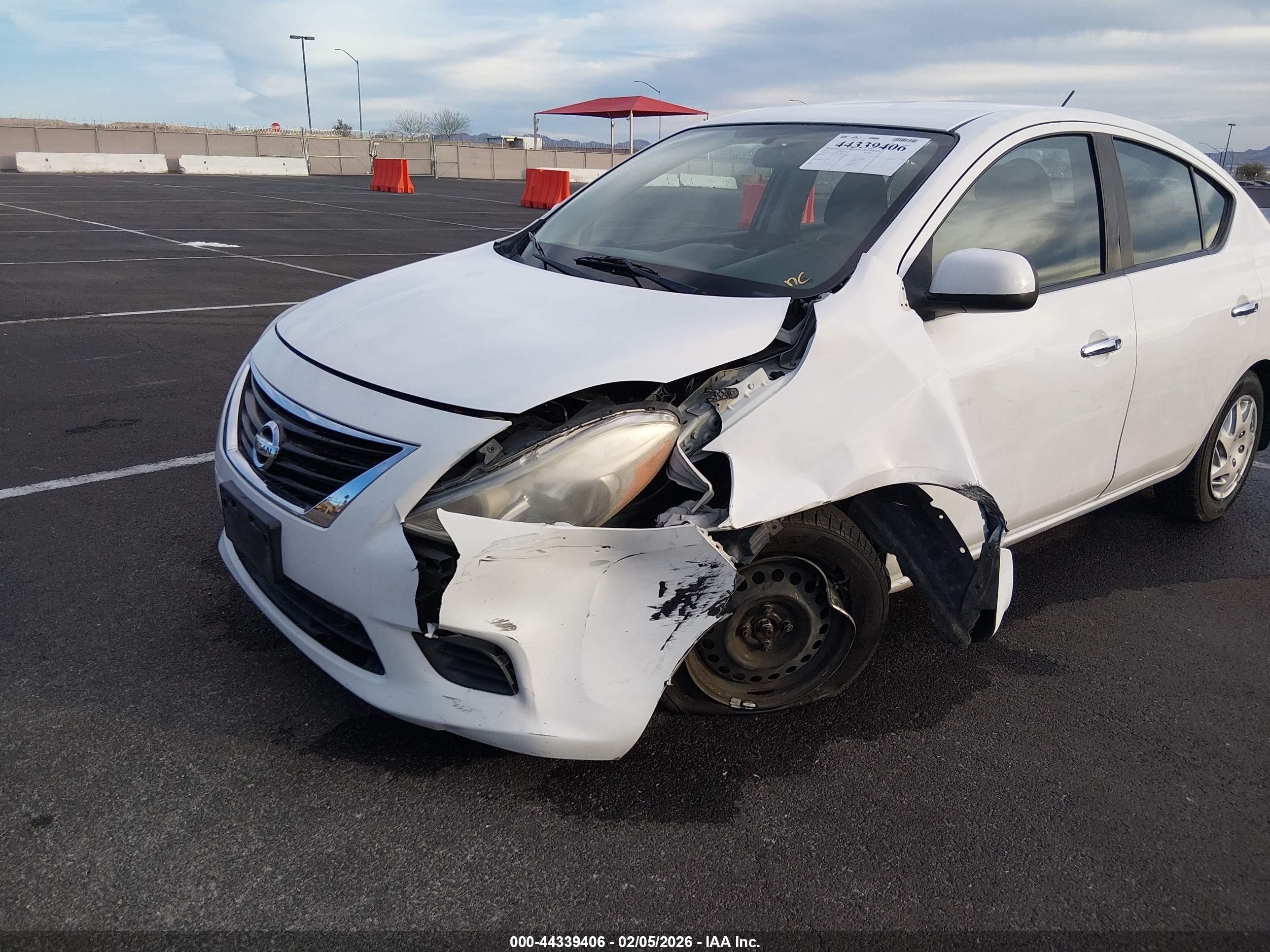 NISSAN VERSA image 6