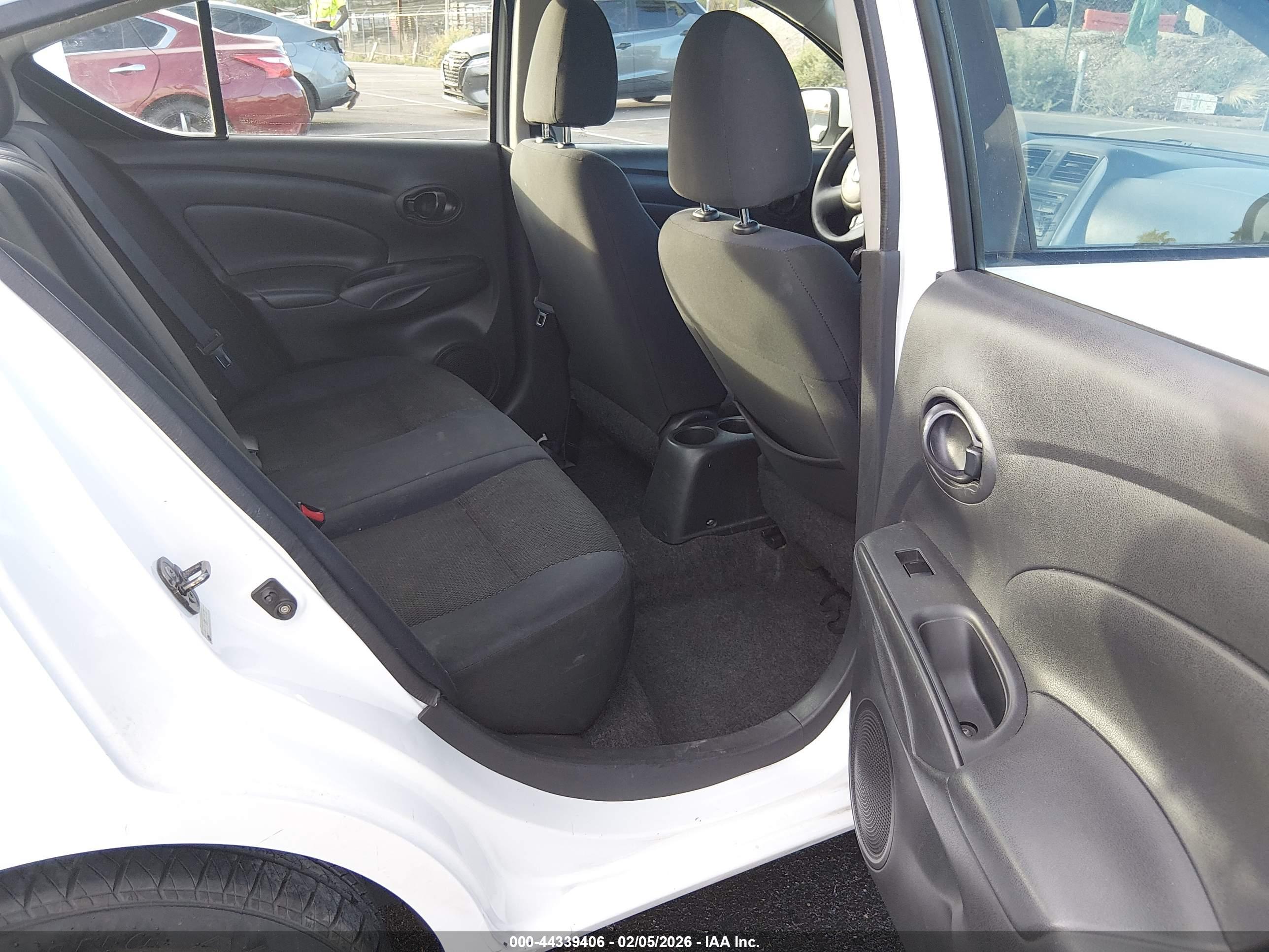 NISSAN VERSA image 8