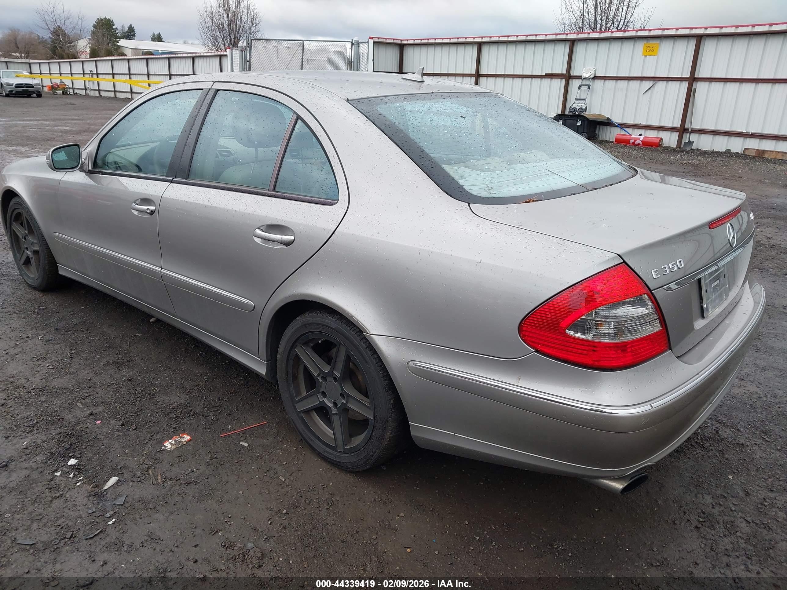 MERCEDES-BENZ E image 3