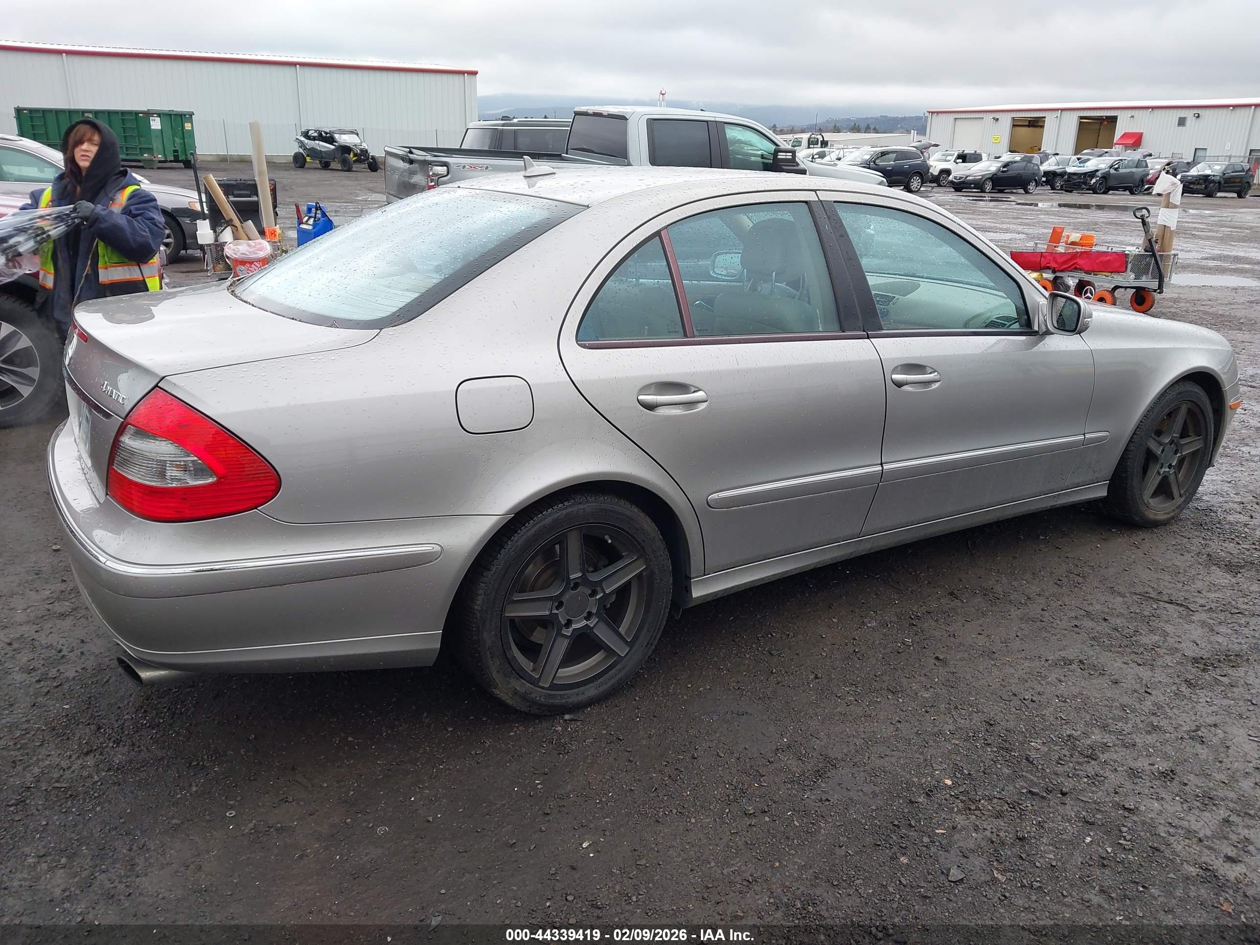 MERCEDES-BENZ E image 4