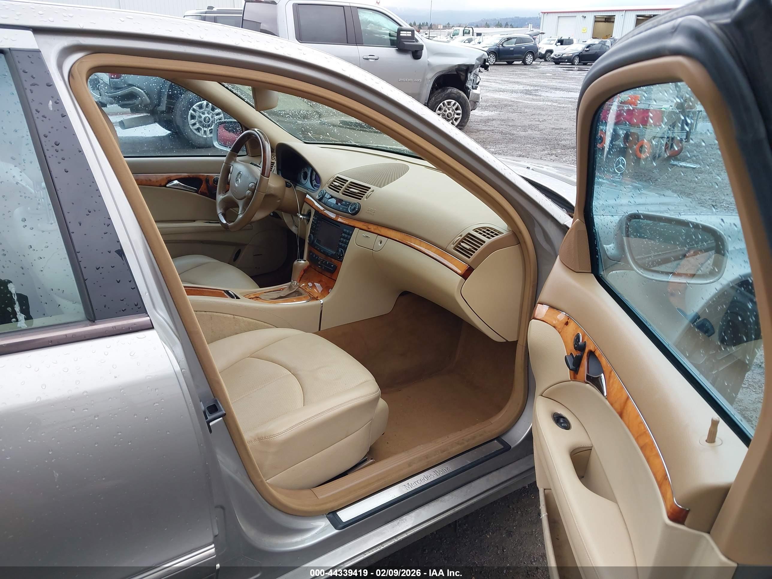 MERCEDES-BENZ E image 5