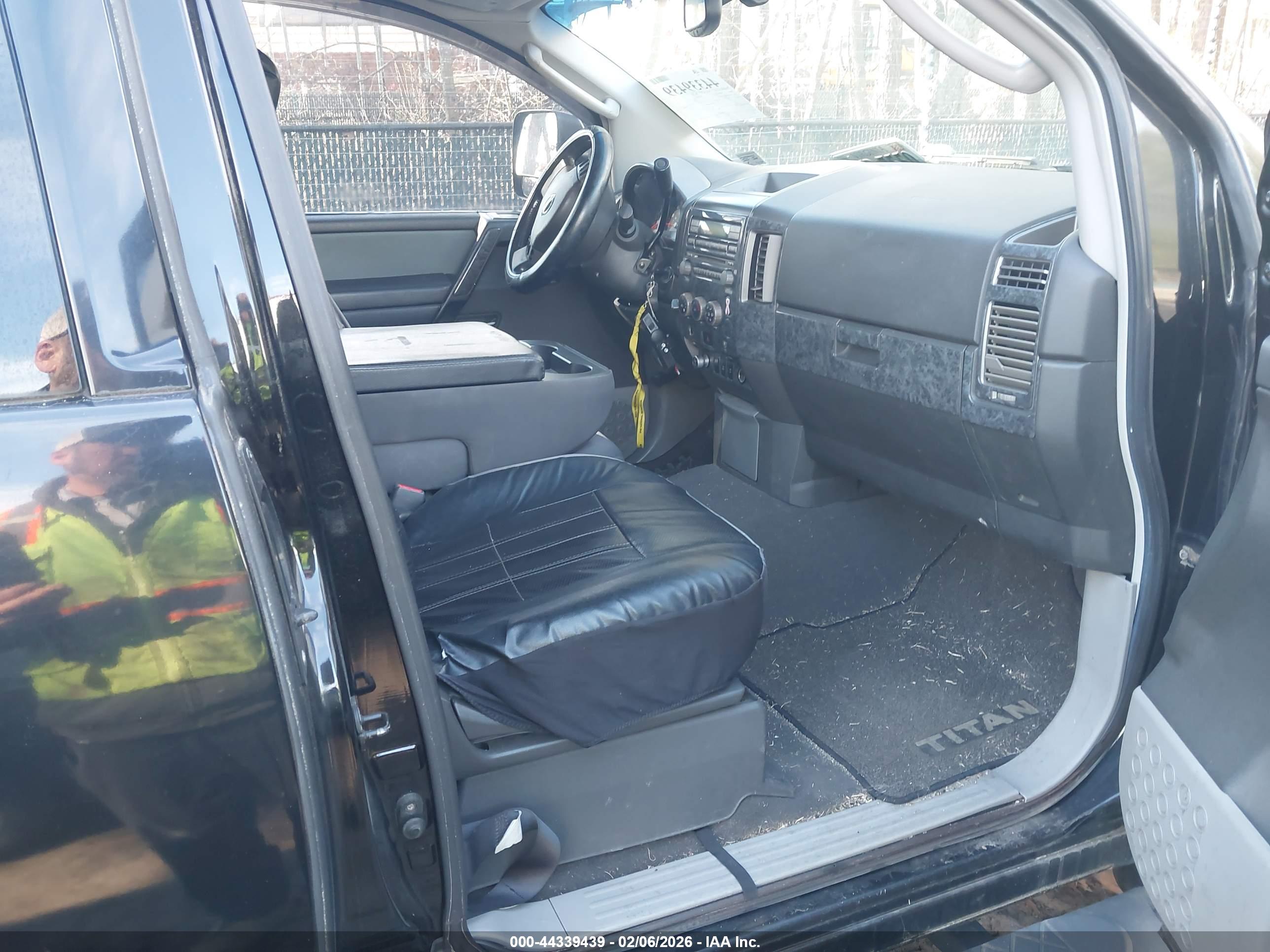 NISSAN TITAN image 5