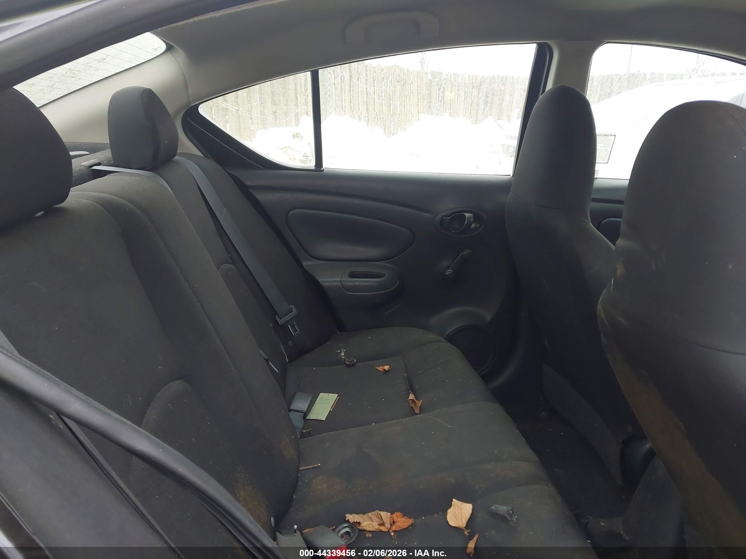 NISSAN VERSA image 8