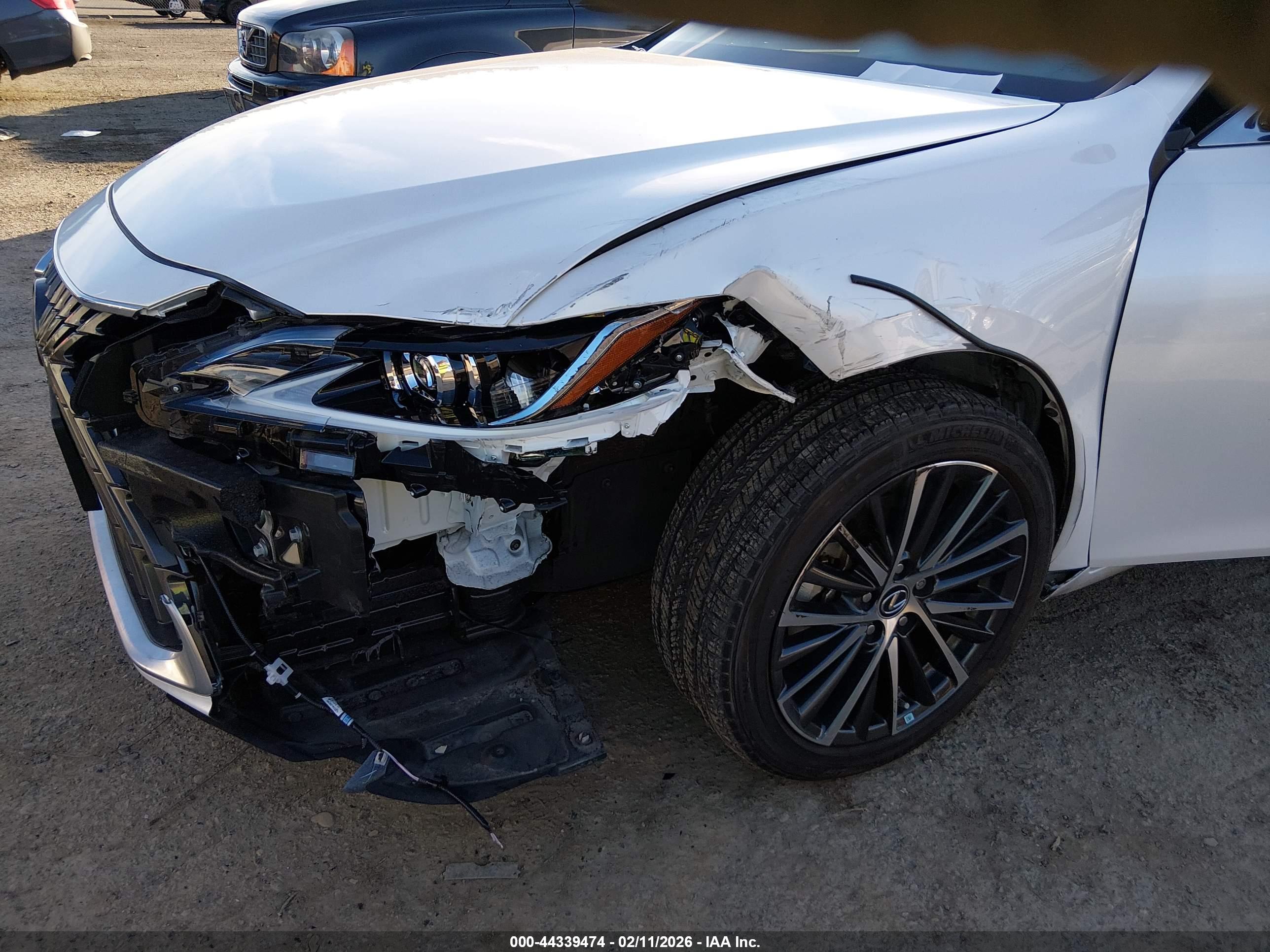 LEXUS ES image 6
