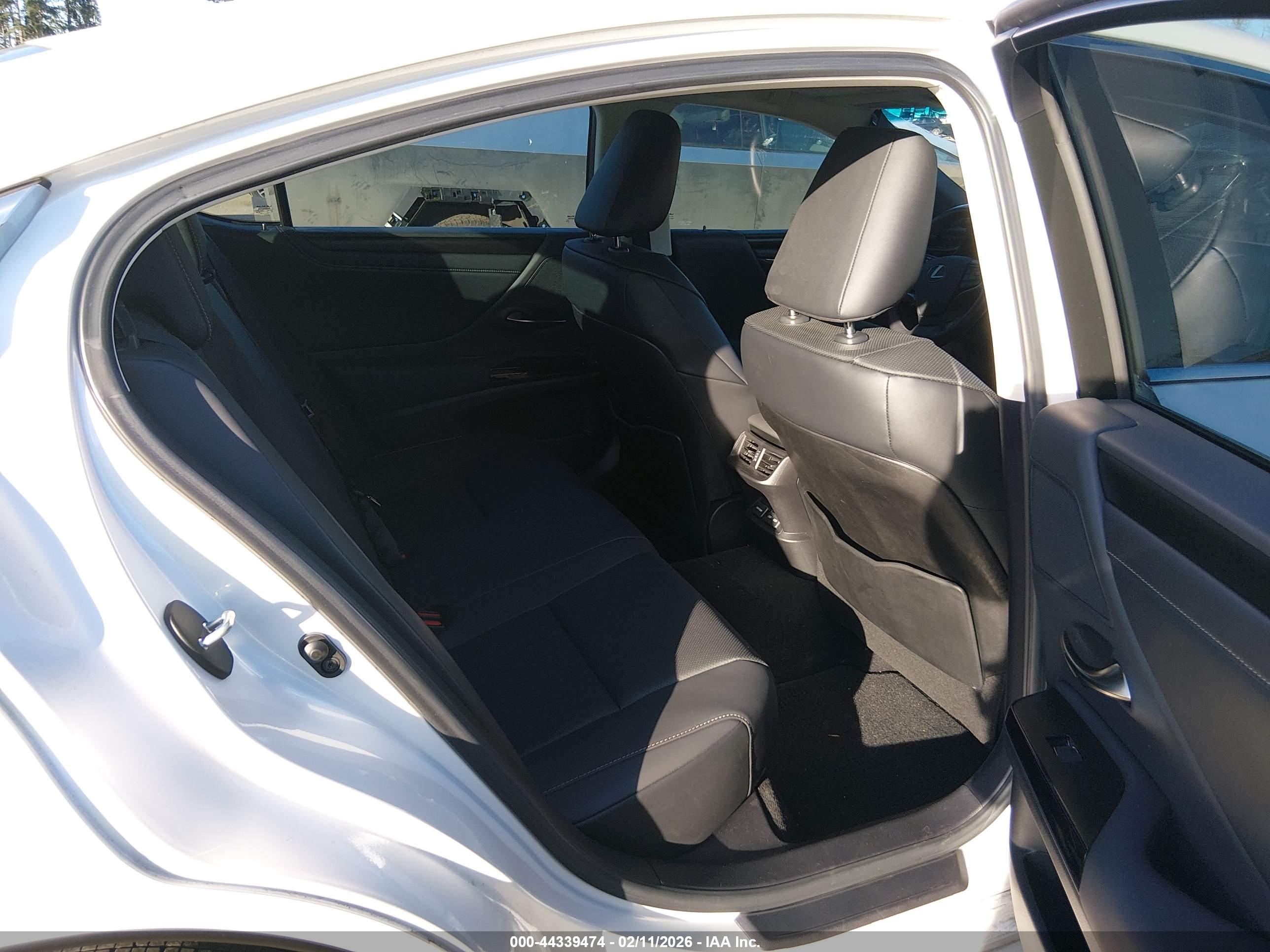 LEXUS ES image 8