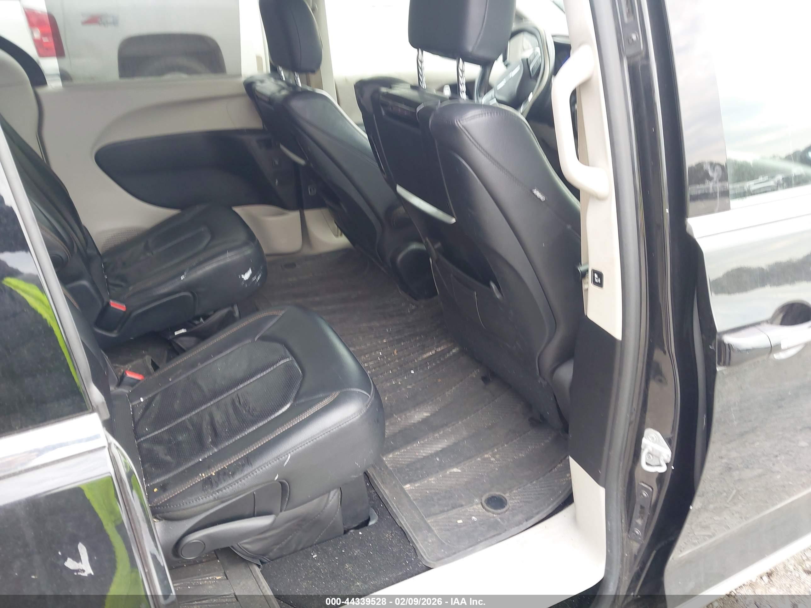 CHRYSLER PACIFICA image 8