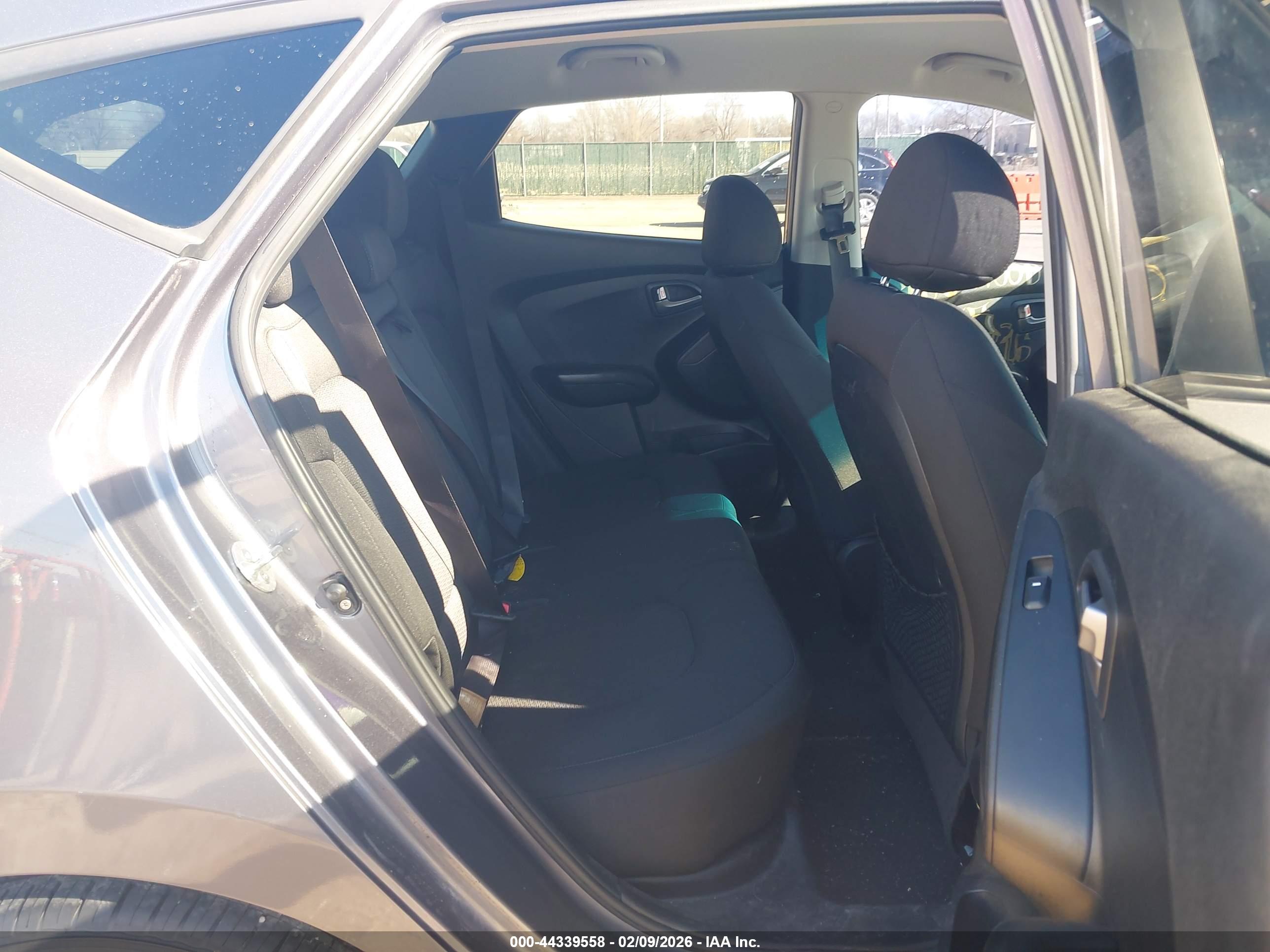 HYUNDAI TUCSON image 8