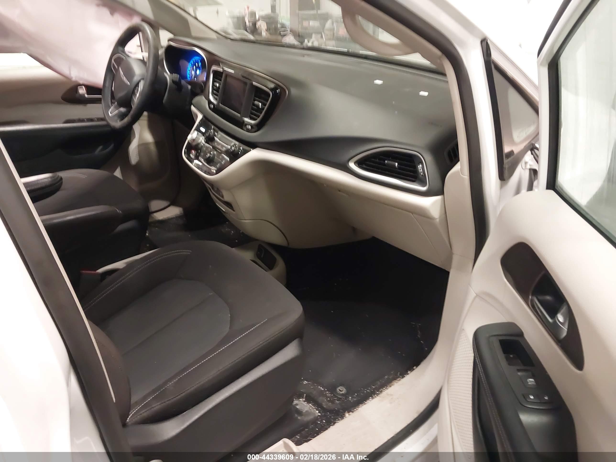 CHRYSLER VOYAGER image 5