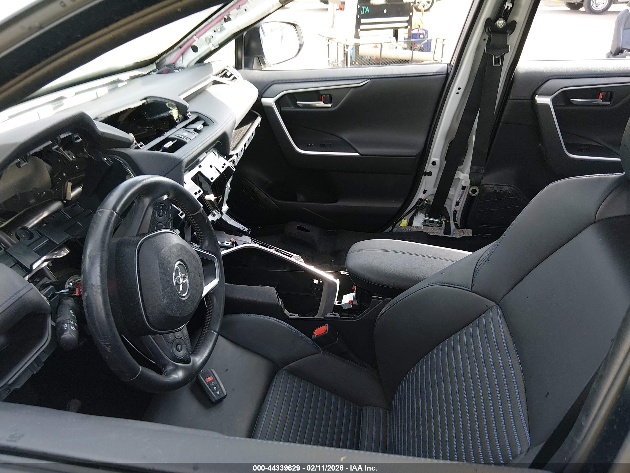 TOYOTA RAV4 image 6