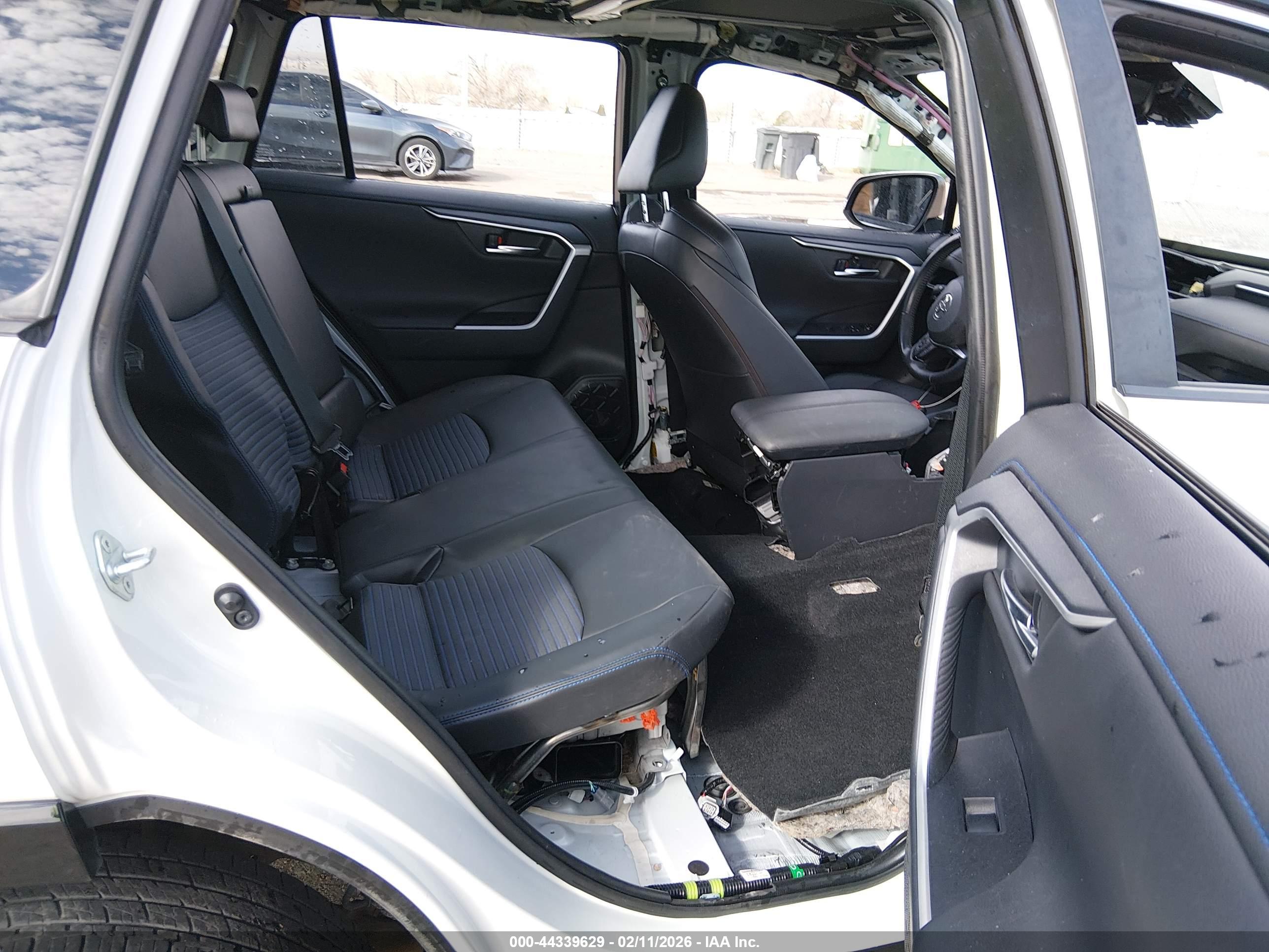 TOYOTA RAV4 image 8