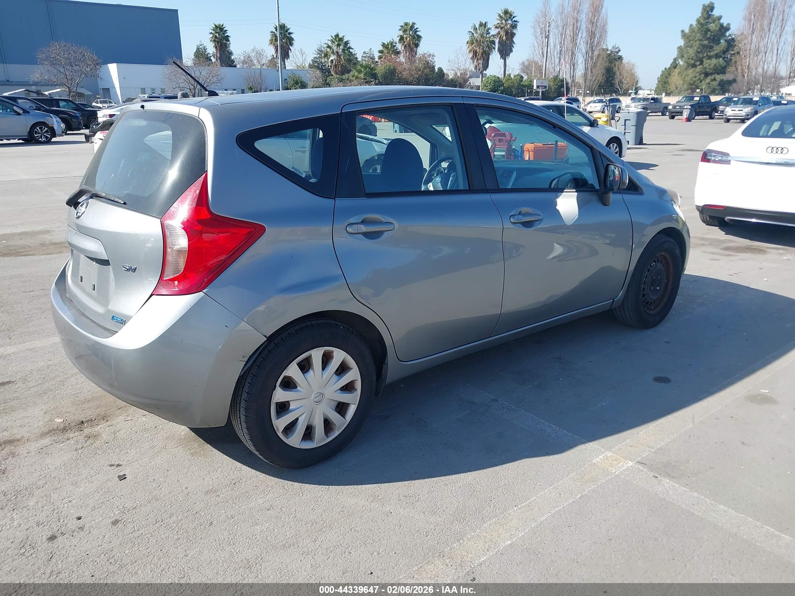 NISSAN VERSA image 4