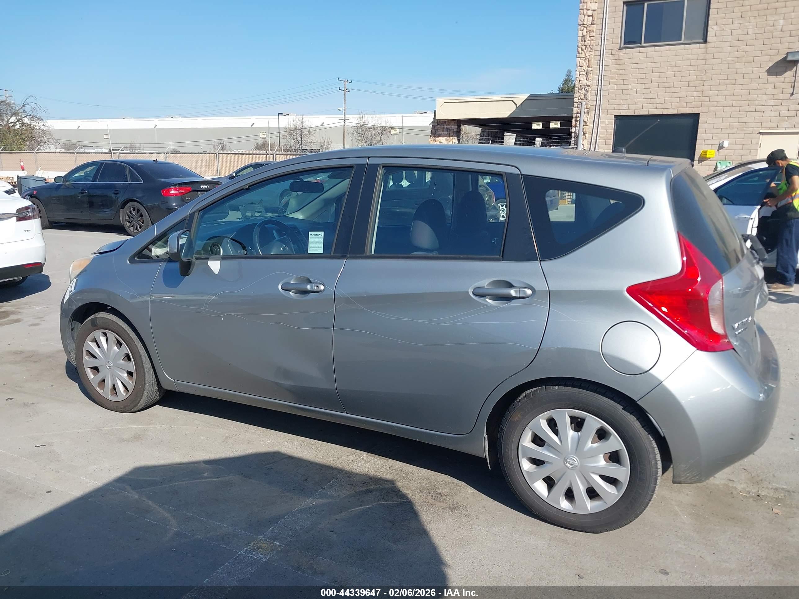 NISSAN VERSA image 6