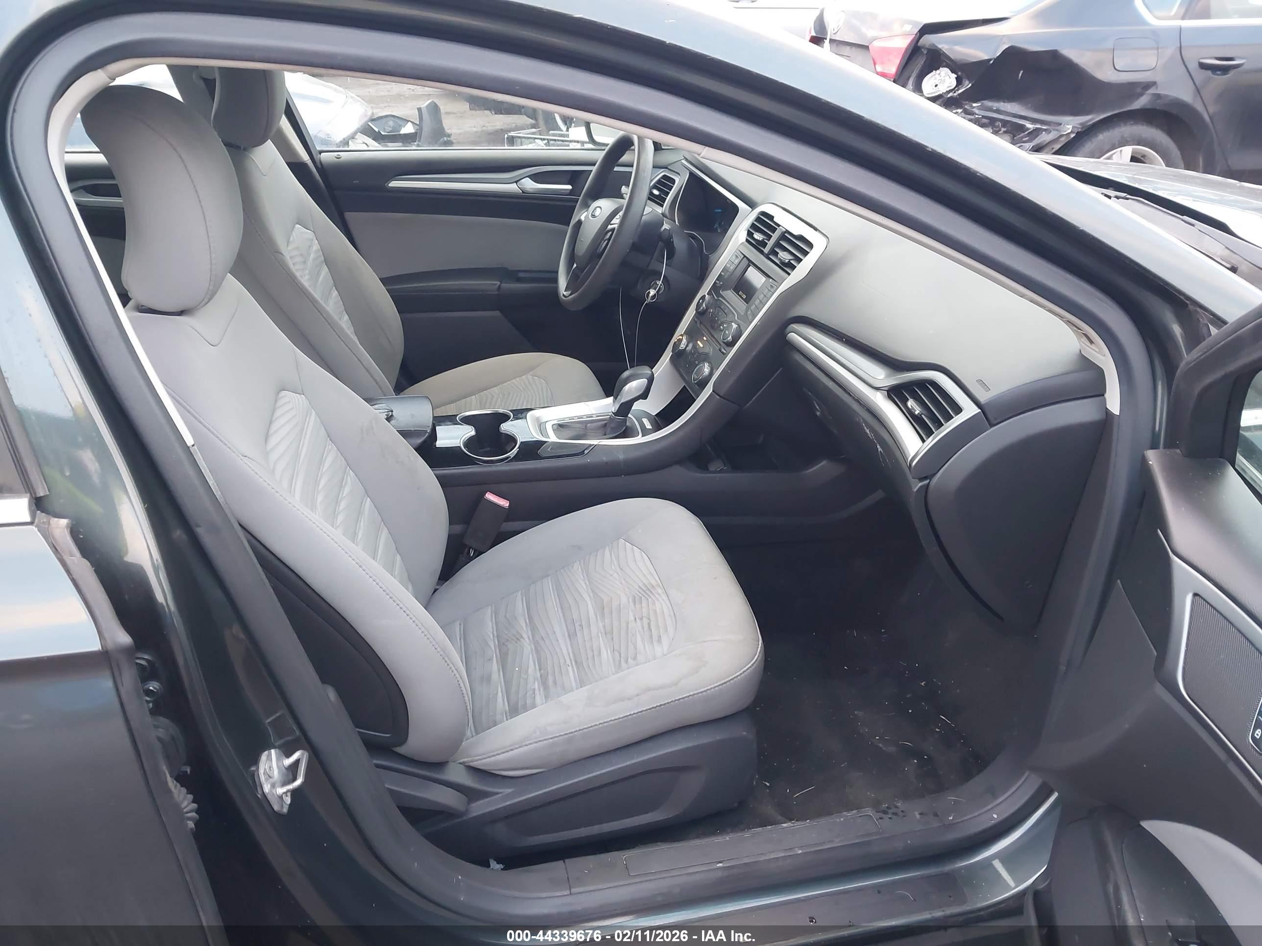 FORD FUSION image 5