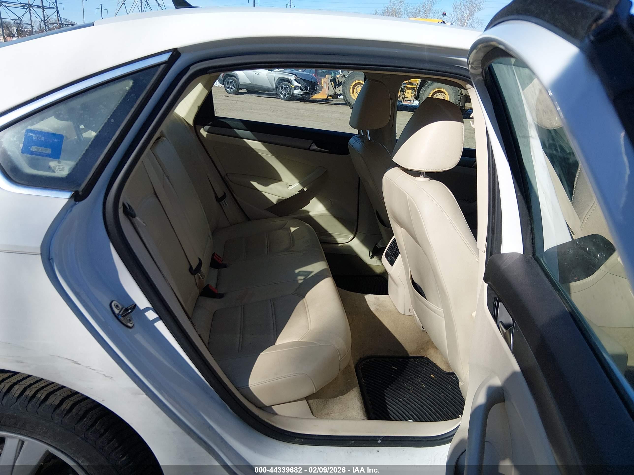 VOLKSWAGEN PASSAT image 8
