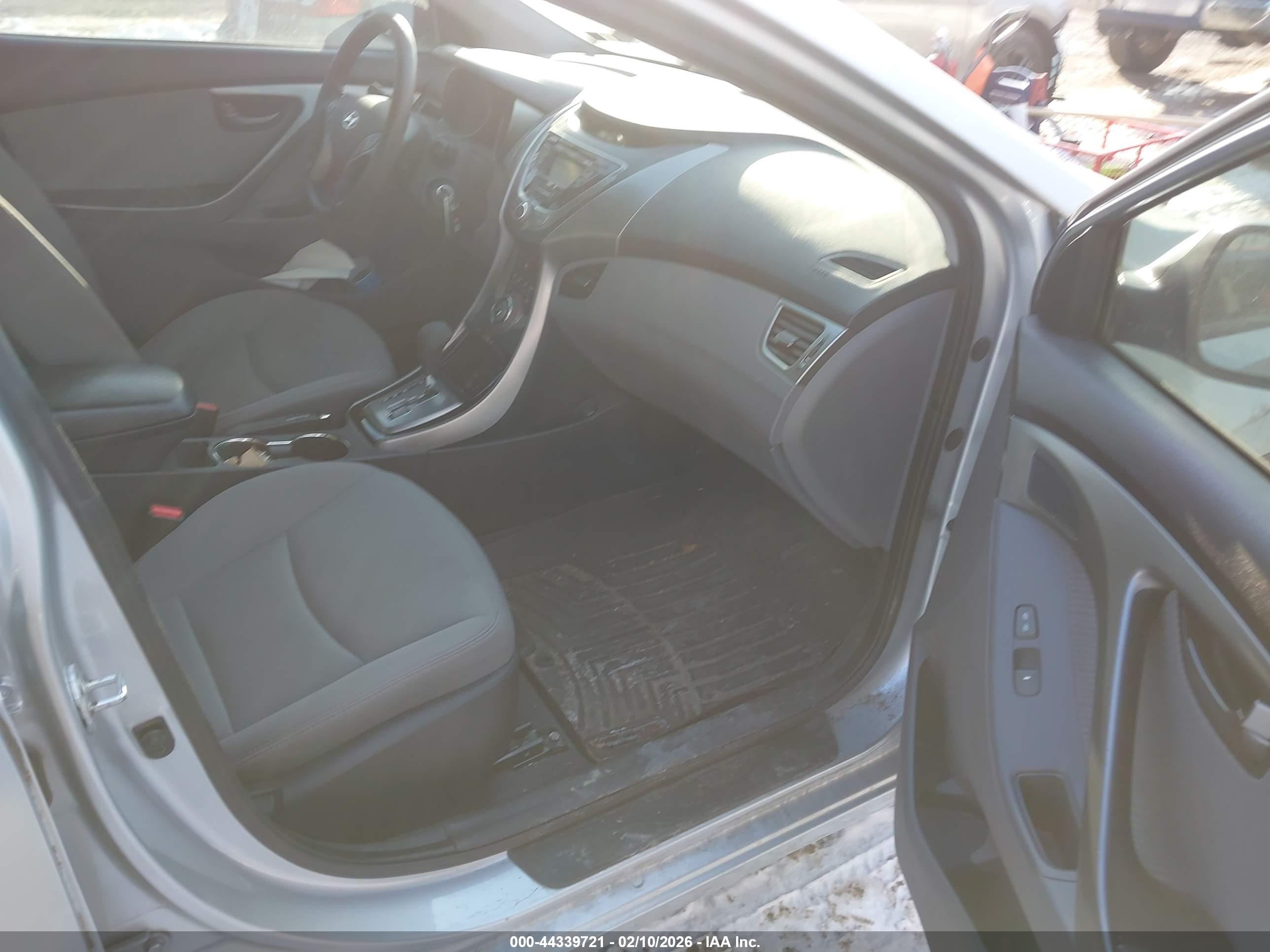 HYUNDAI ELANTRA image 5