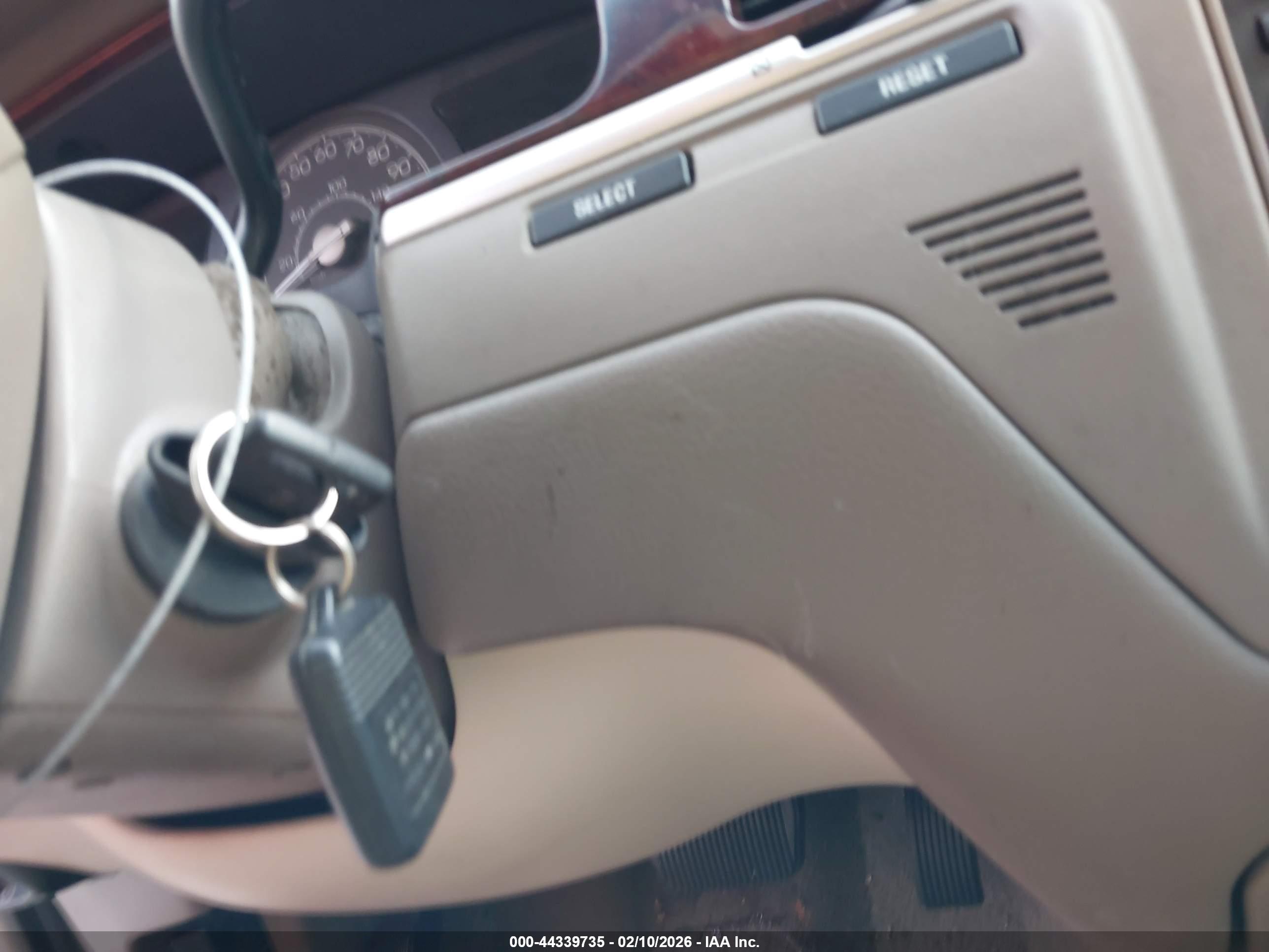 LINCOLN TOWN image 11