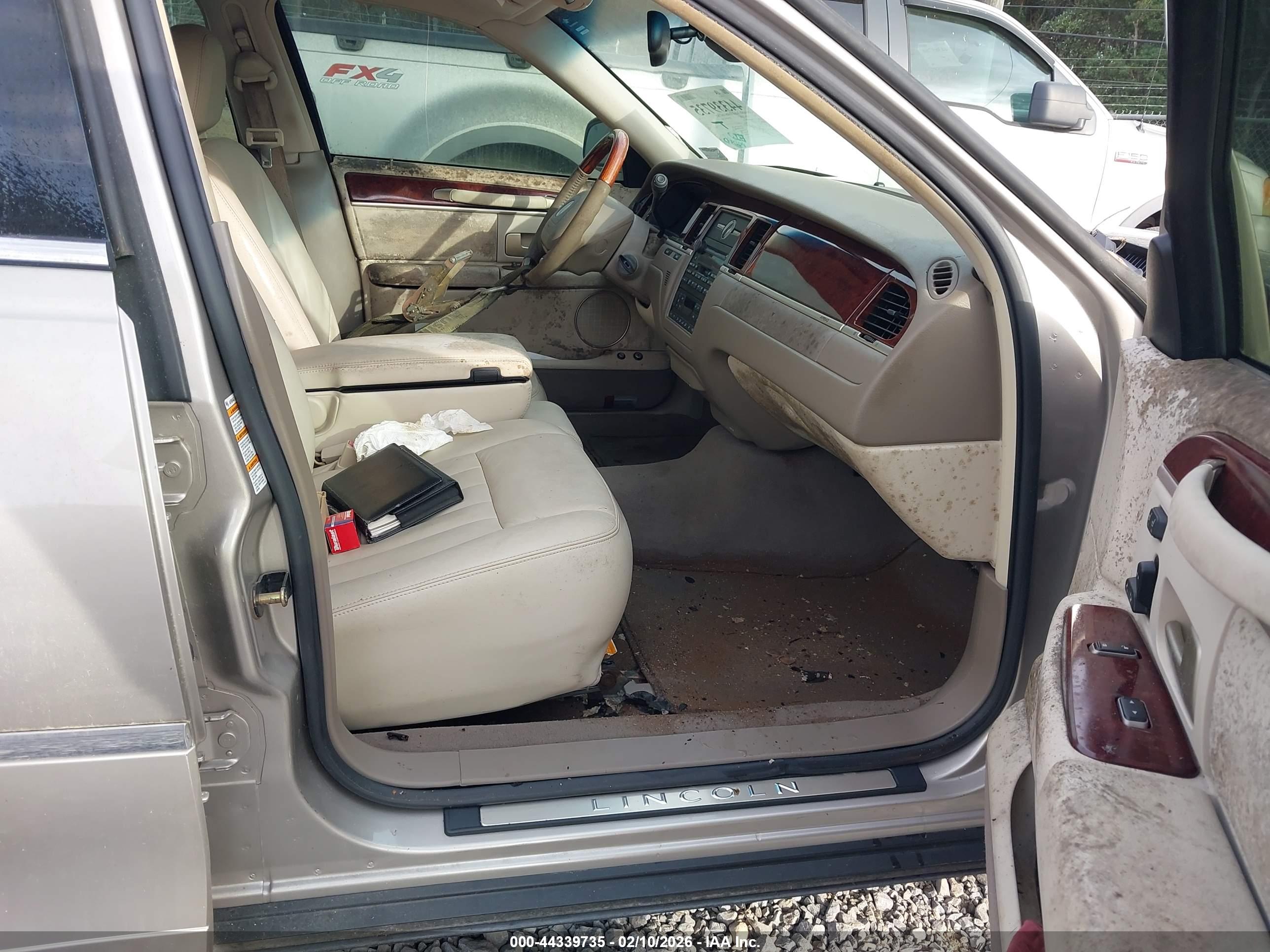 LINCOLN TOWN image 5