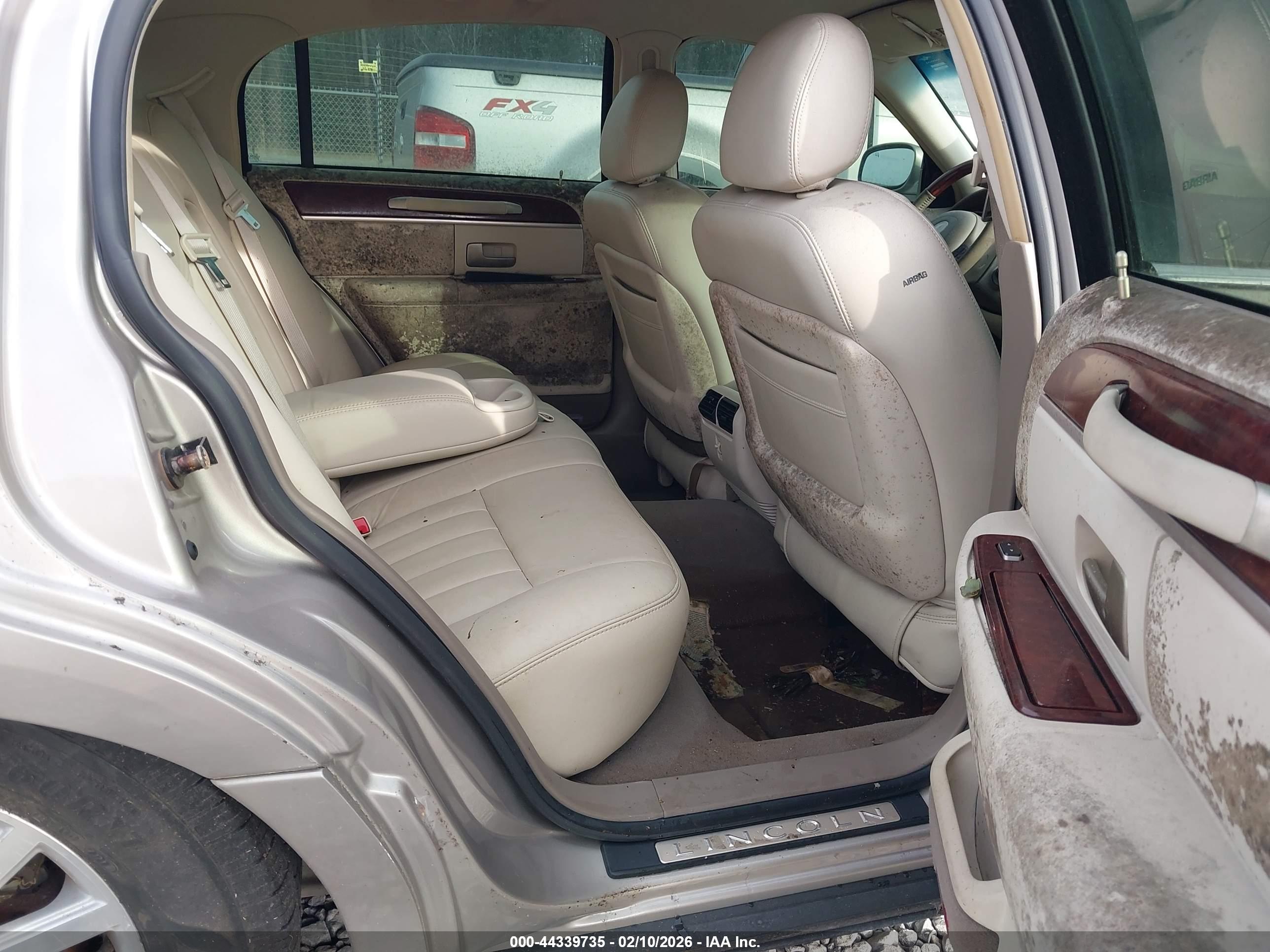 LINCOLN TOWN image 8