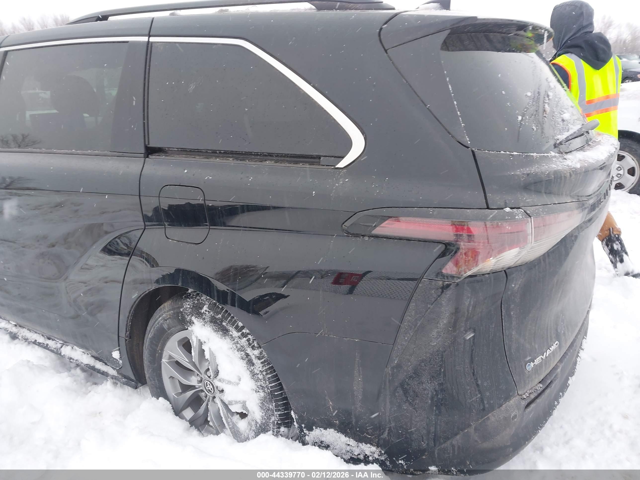 TOYOTA SIENNA image 3