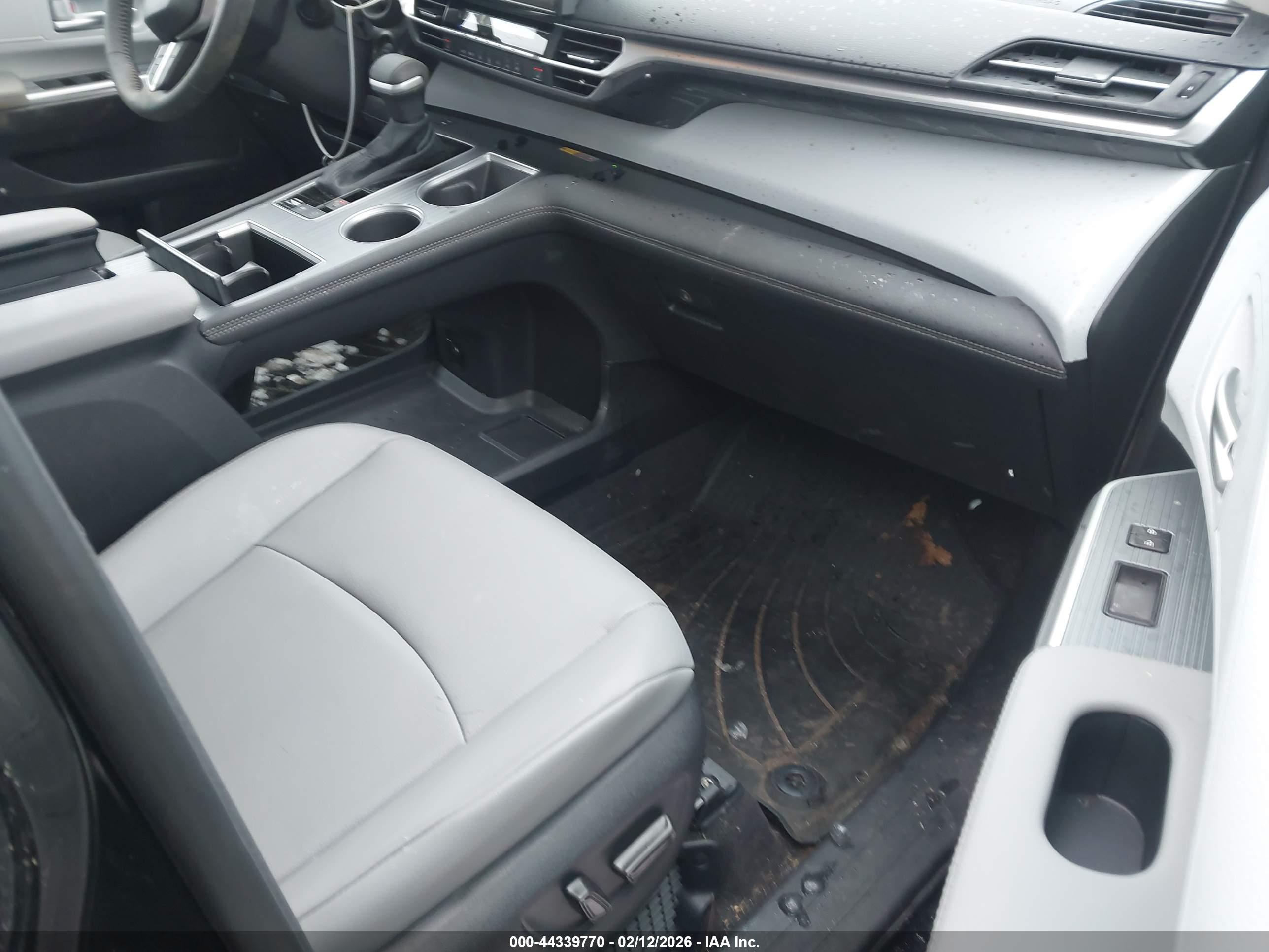 TOYOTA SIENNA image 5