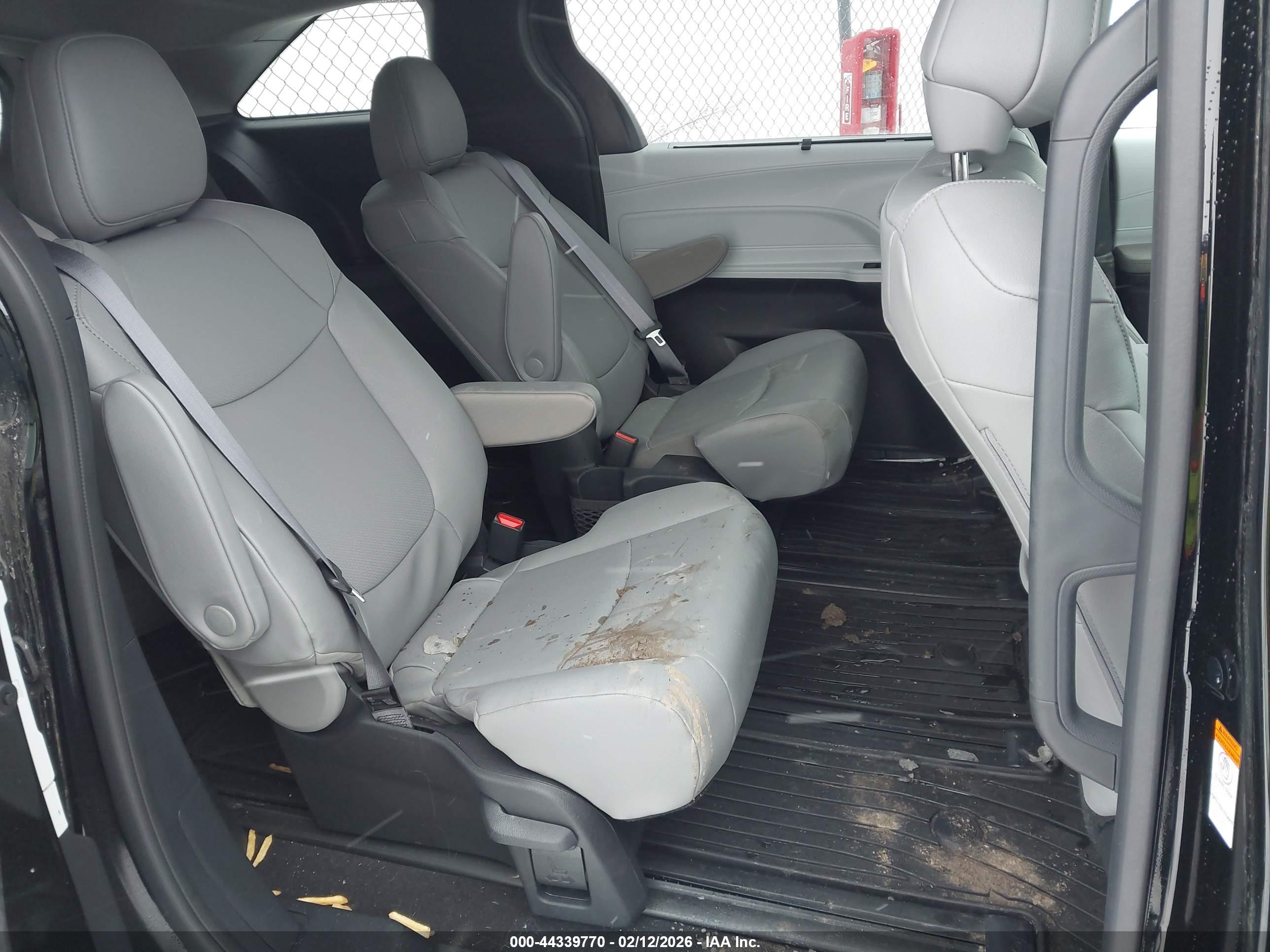 TOYOTA SIENNA image 8