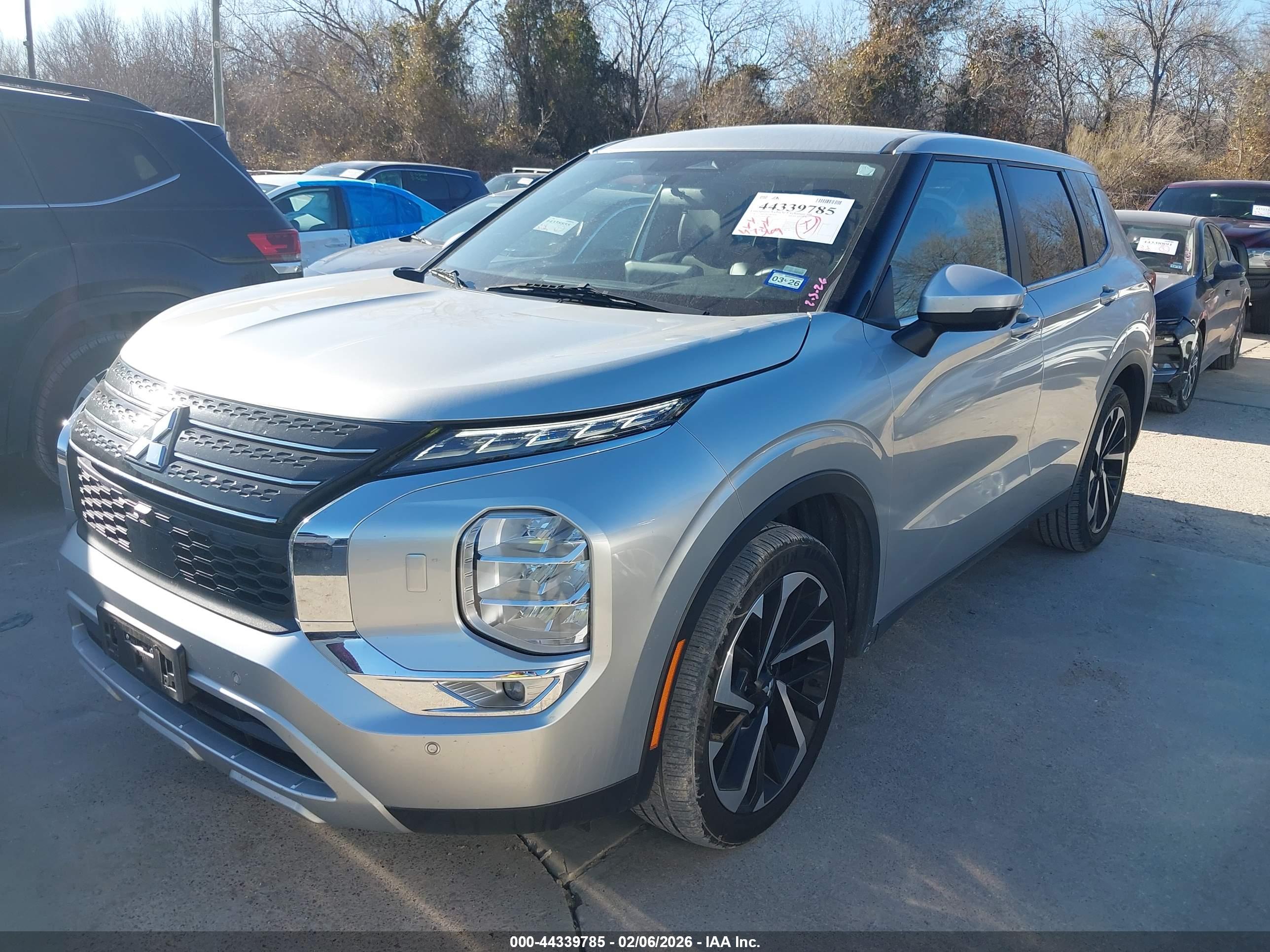 MITSUBISHI OUTLANDER image 2