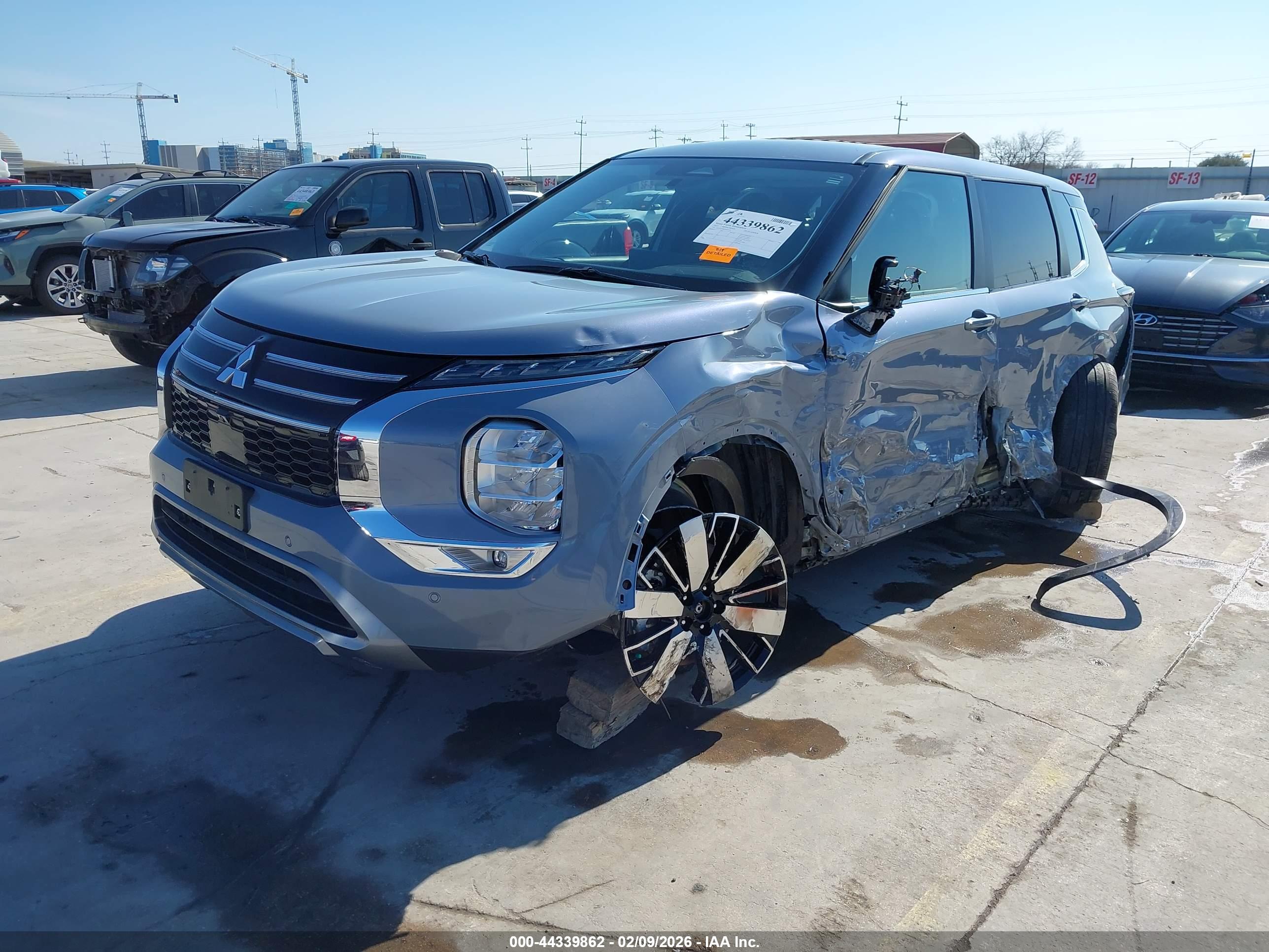 MITSUBISHI OUTLANDER image 2
