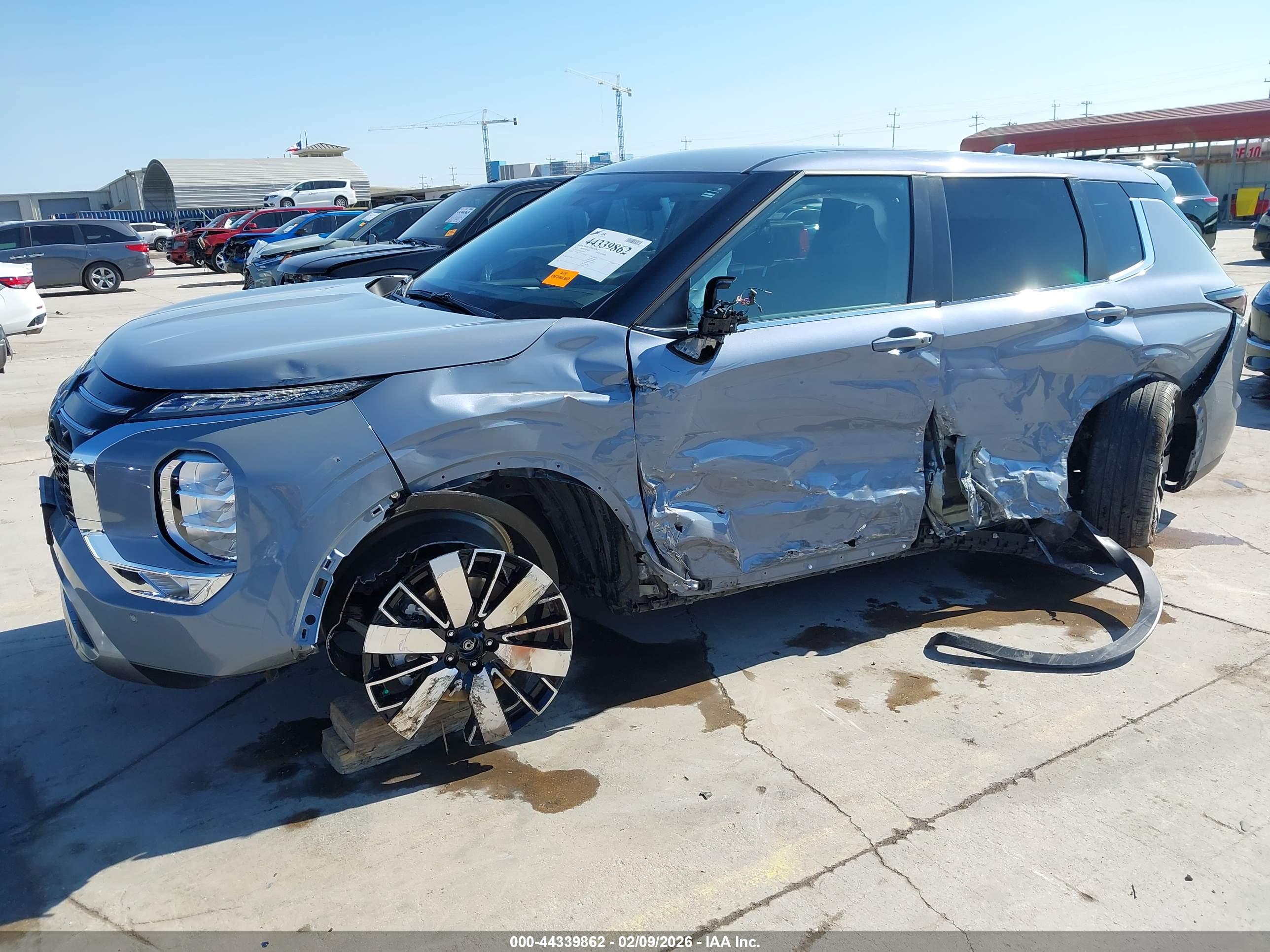MITSUBISHI OUTLANDER image 6