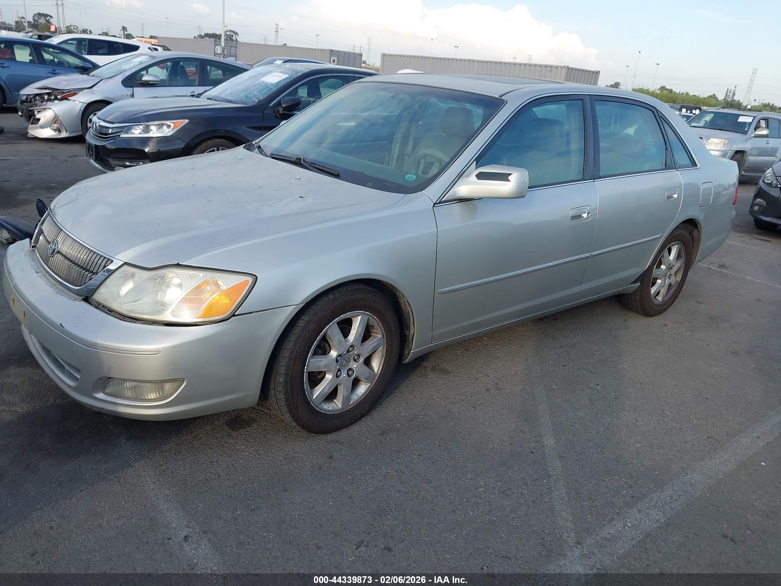 TOYOTA AVALON image 2