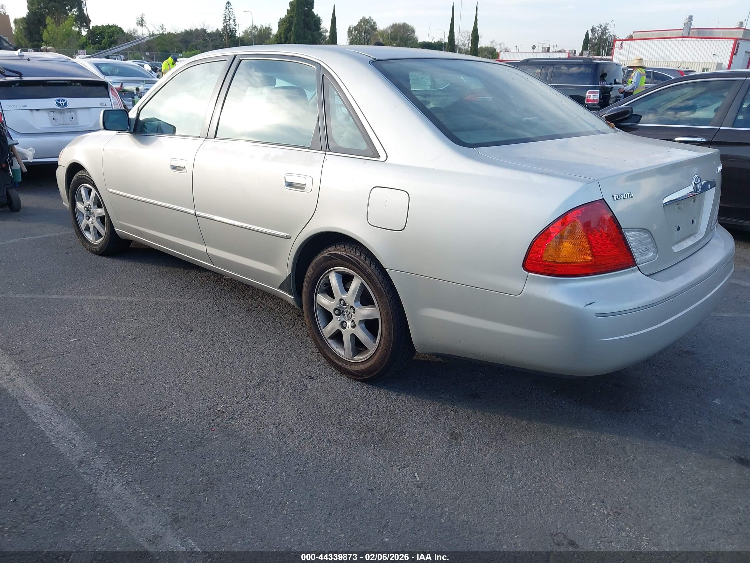 TOYOTA AVALON image 3