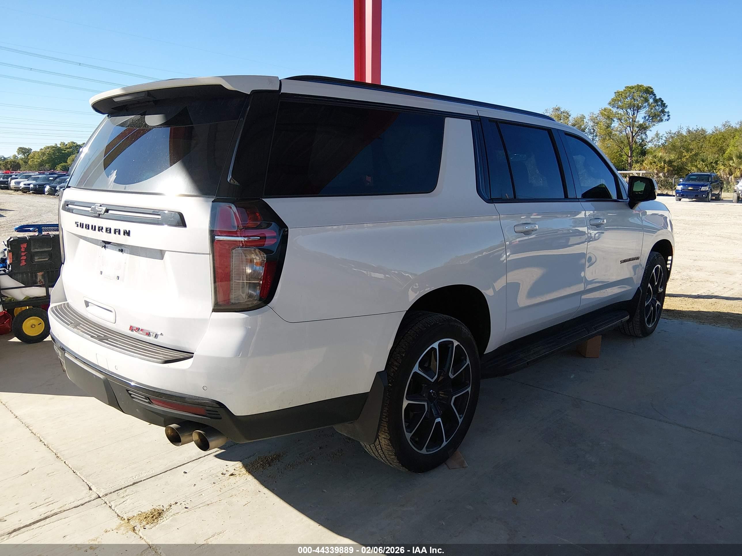 CHEVROLET SUBURBAN image 4