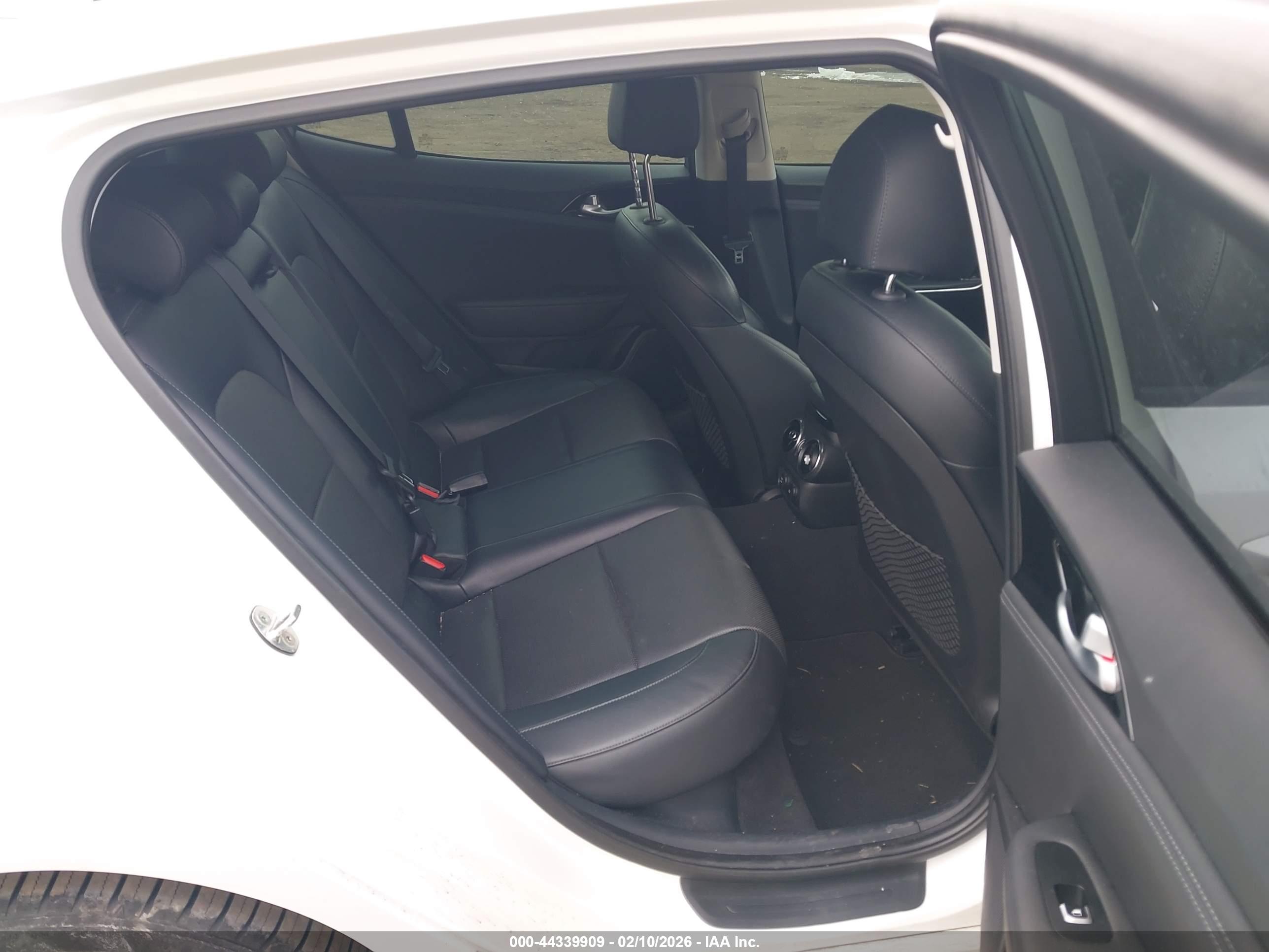 KIA STINGER image 8