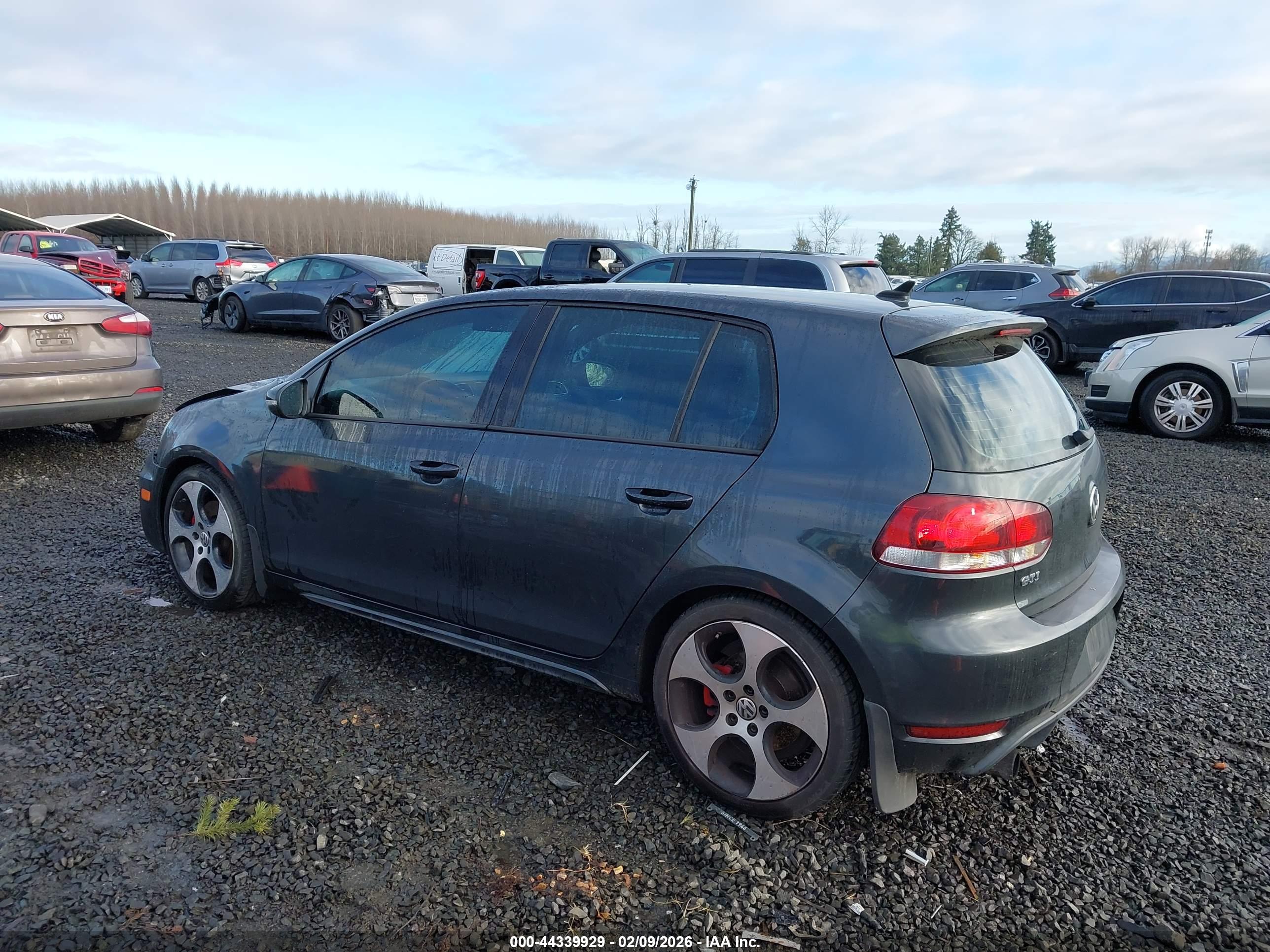 VOLKSWAGEN GTI image 3