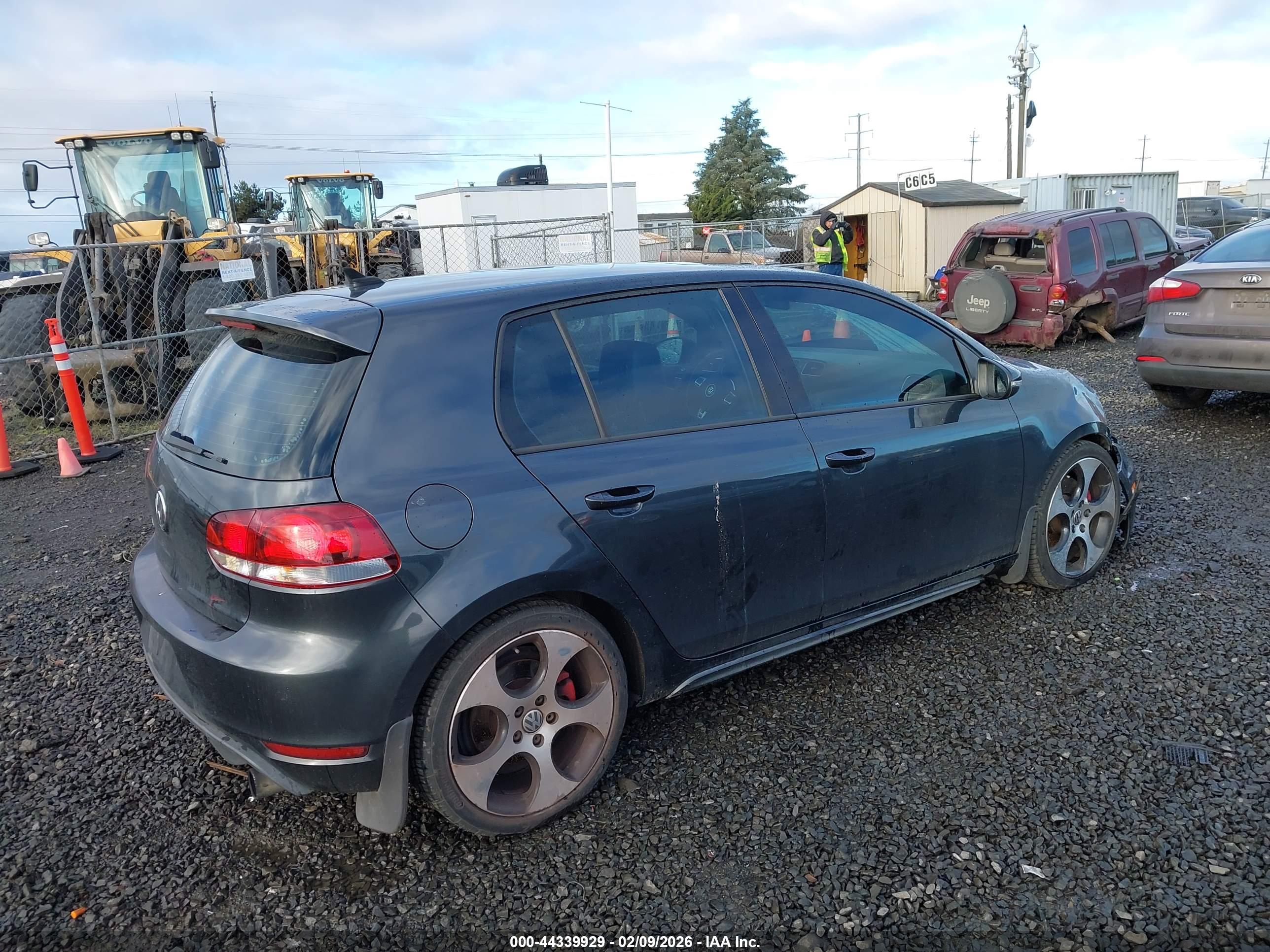 VOLKSWAGEN GTI image 4
