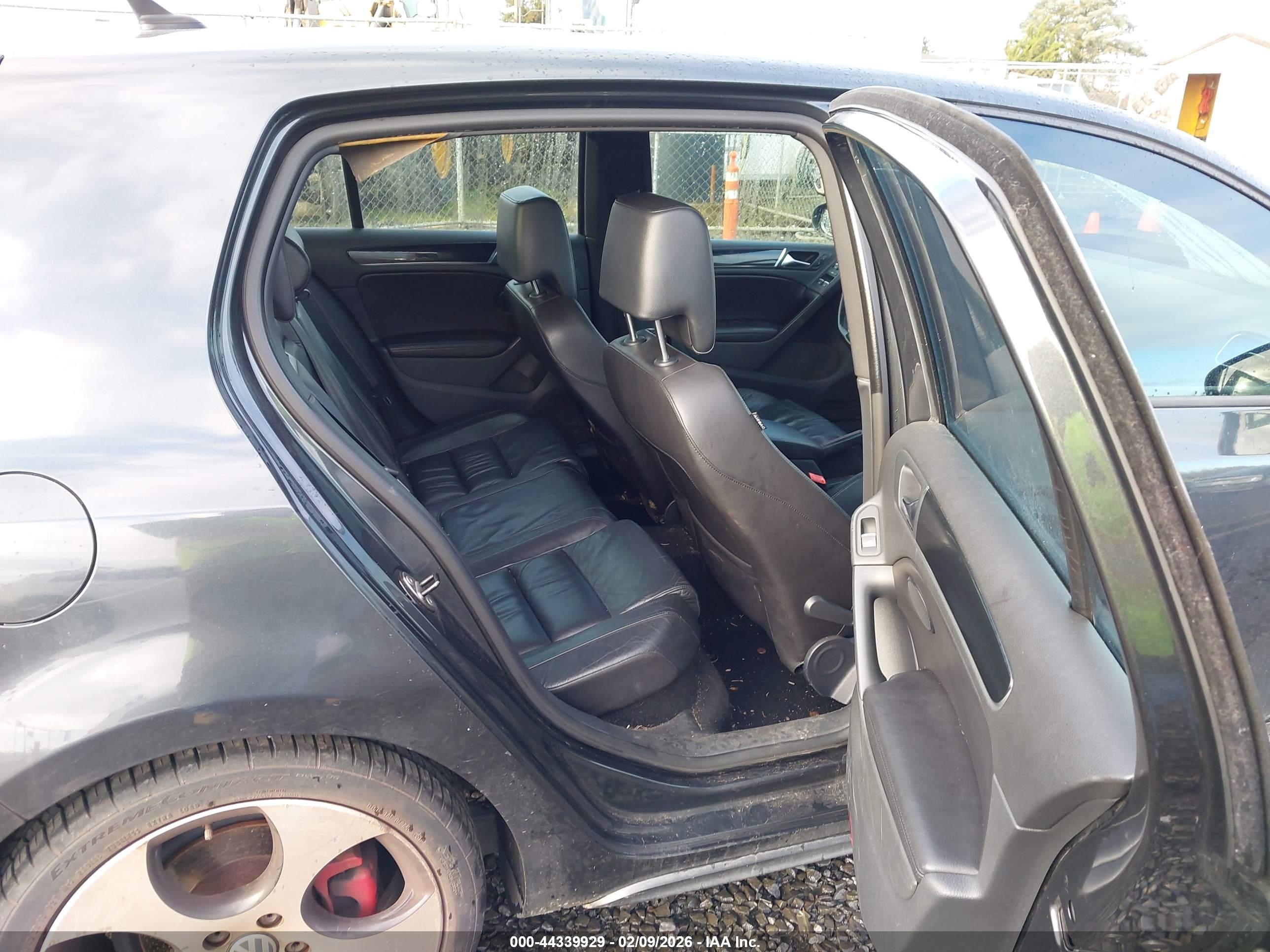 VOLKSWAGEN GTI image 8