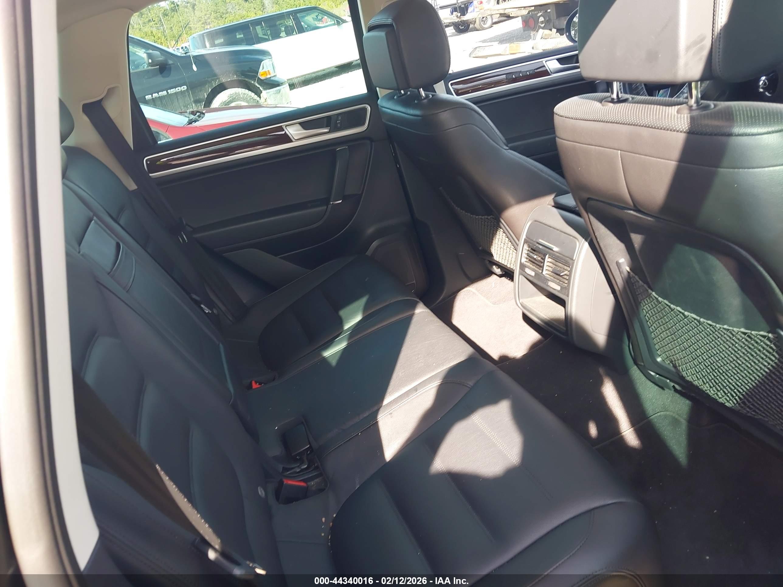 VOLKSWAGEN TOUAREG image 8