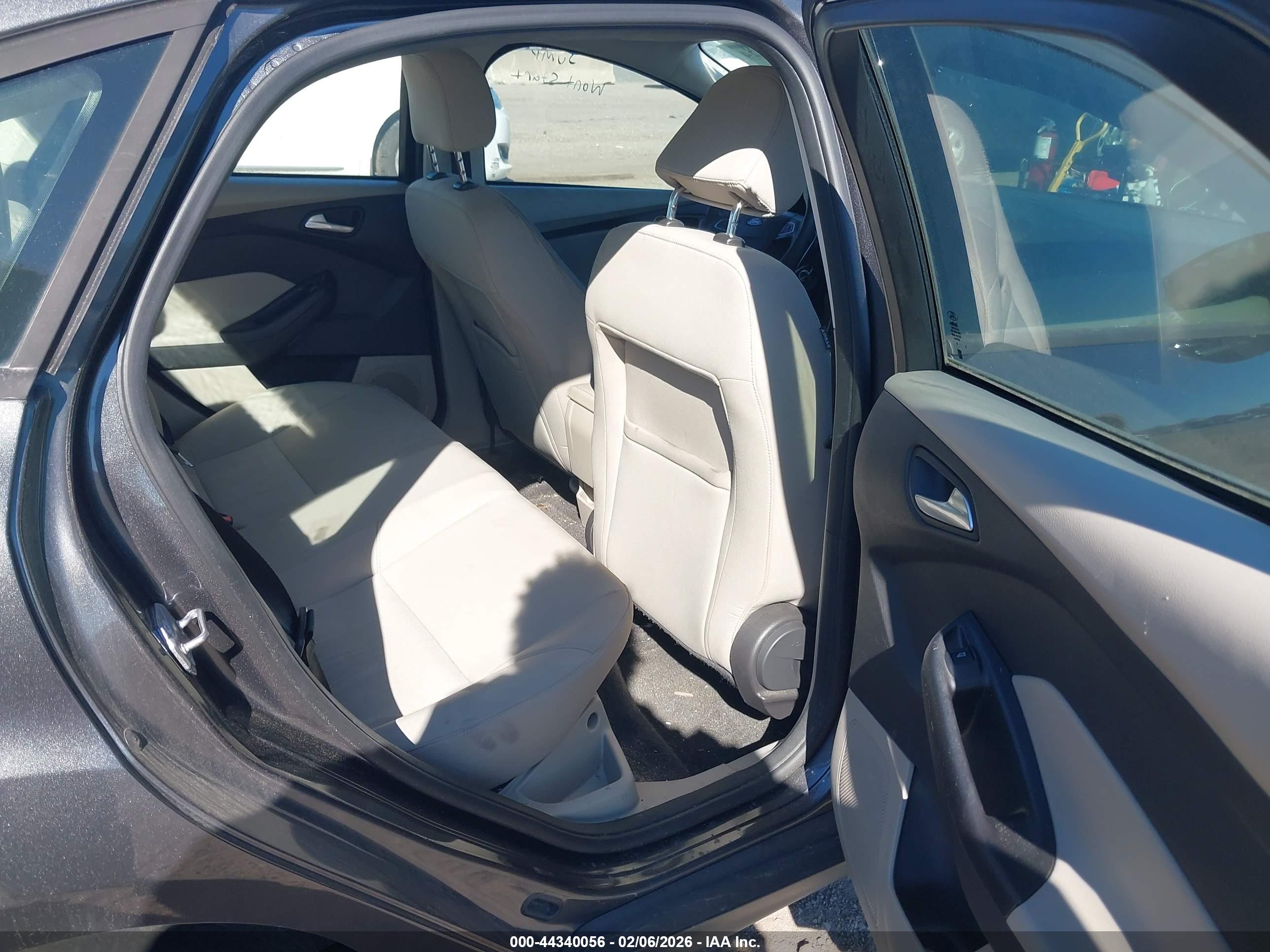FORD FOCUS image 8