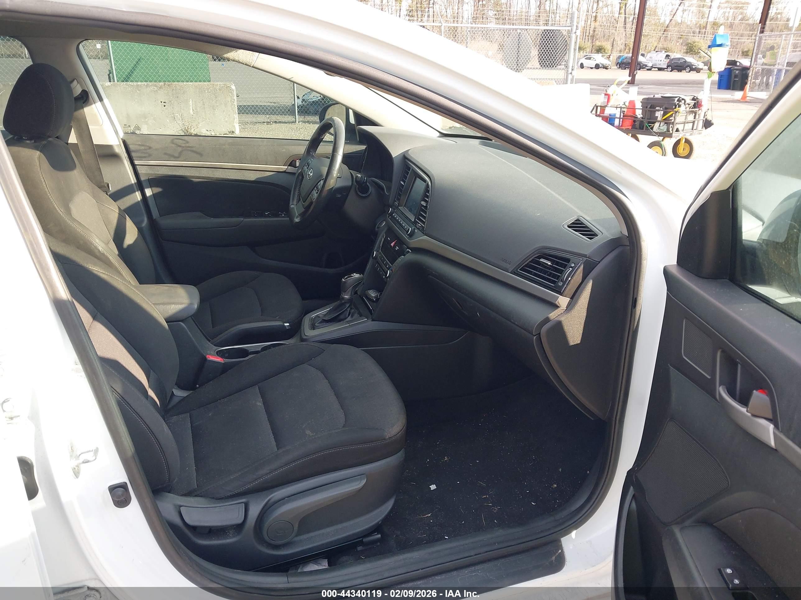 HYUNDAI ELANTRA image 5