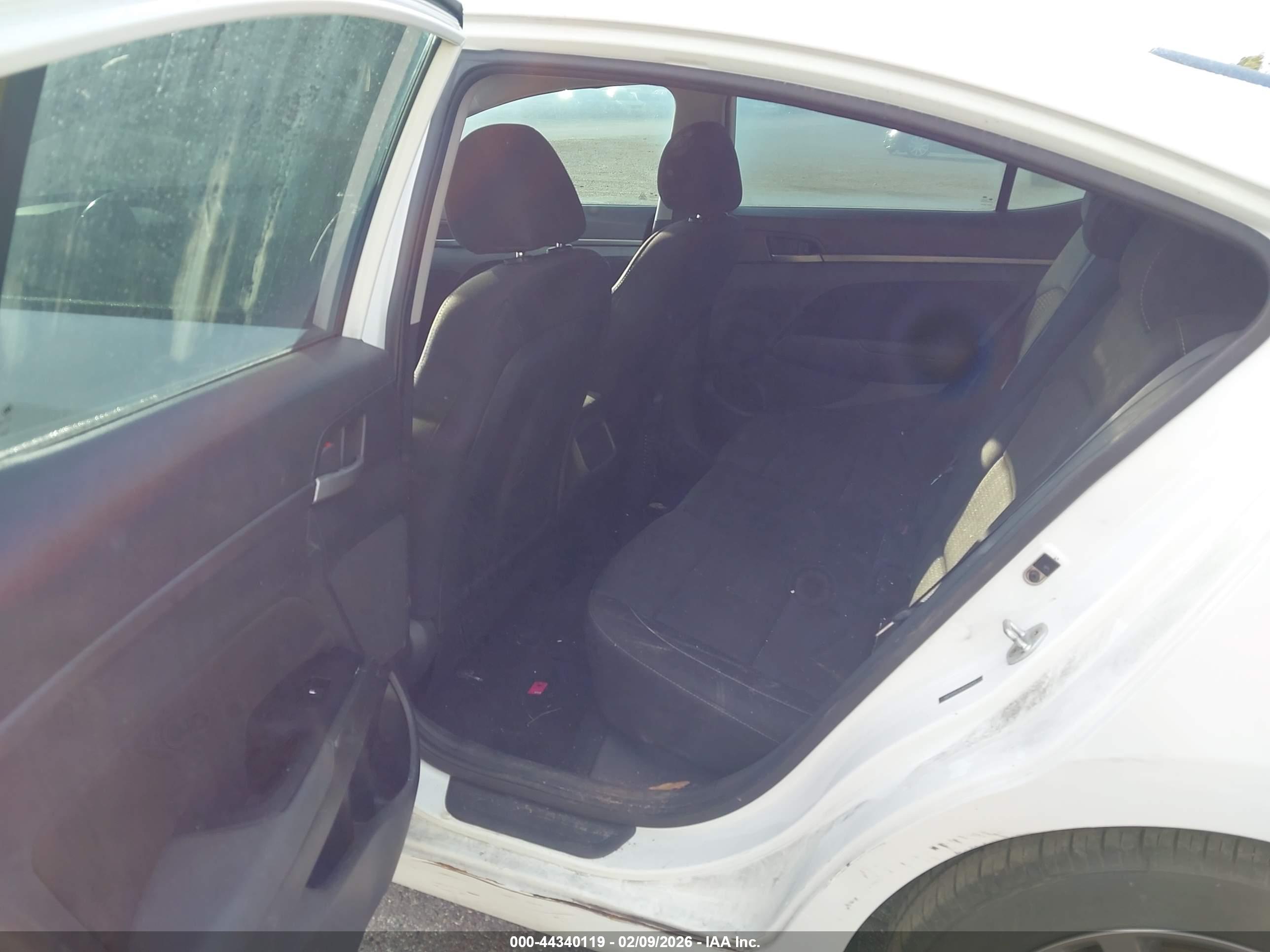 HYUNDAI ELANTRA image 8