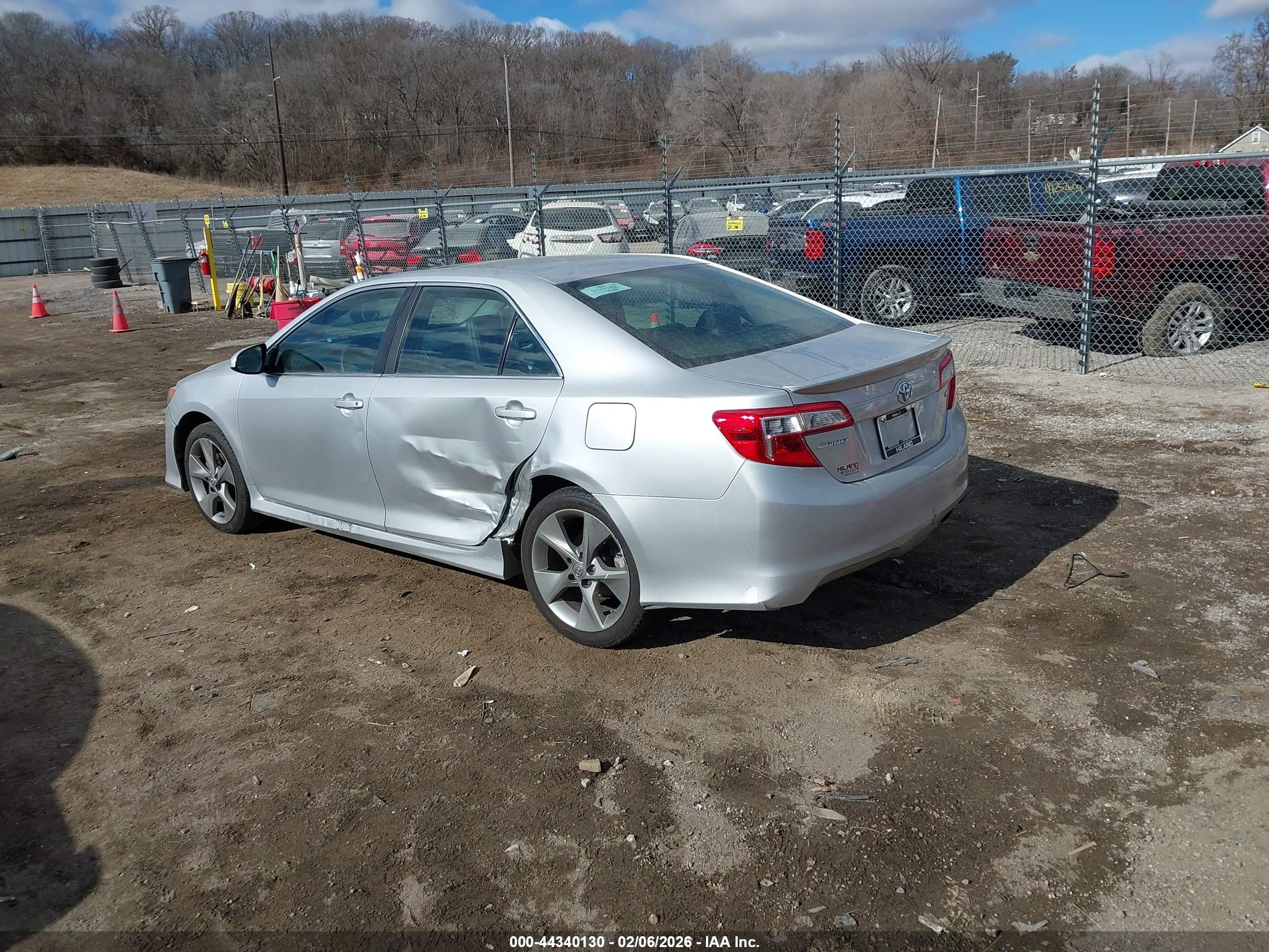 TOYOTA CAMRY image 3