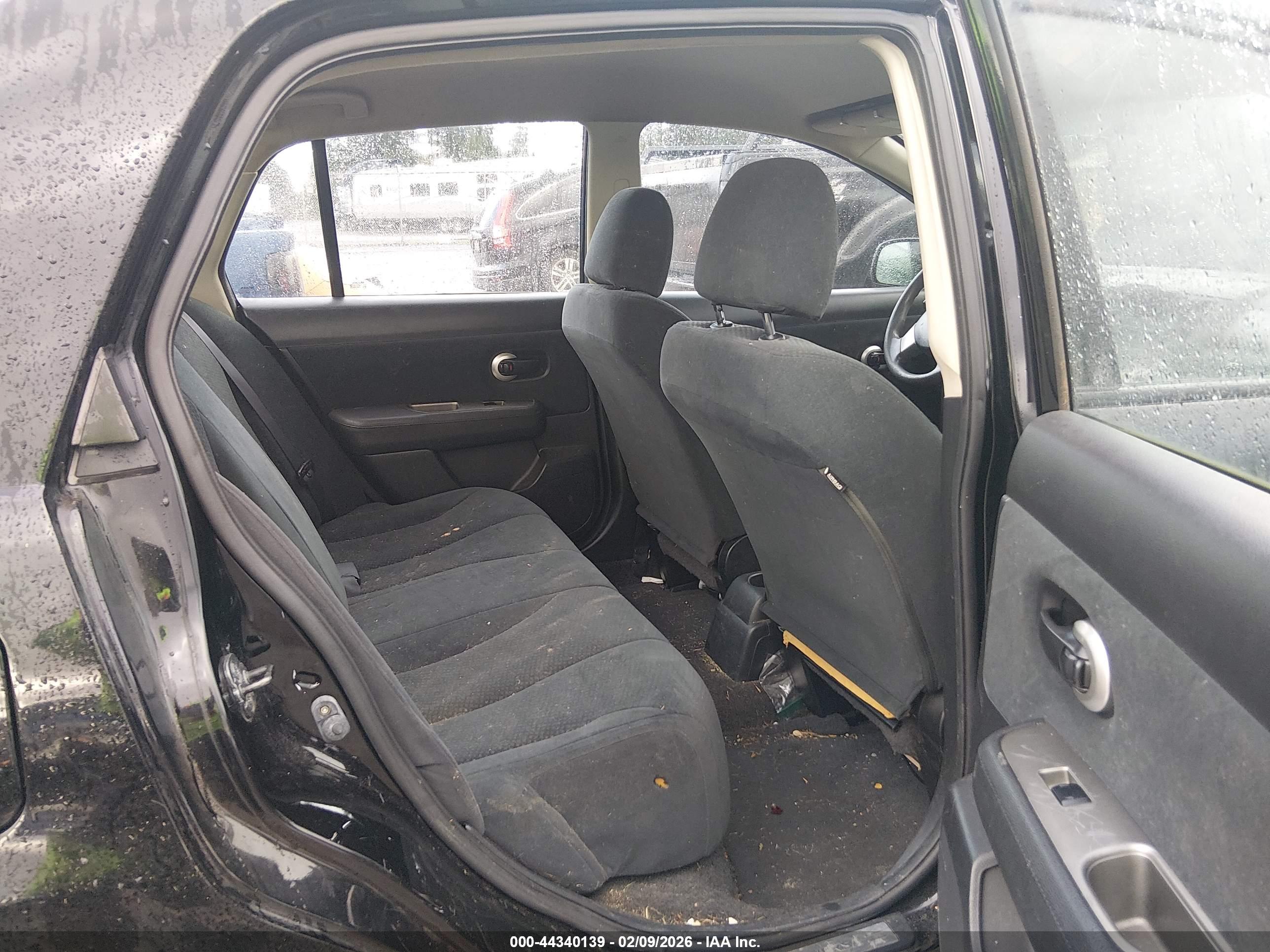 NISSAN VERSA image 8