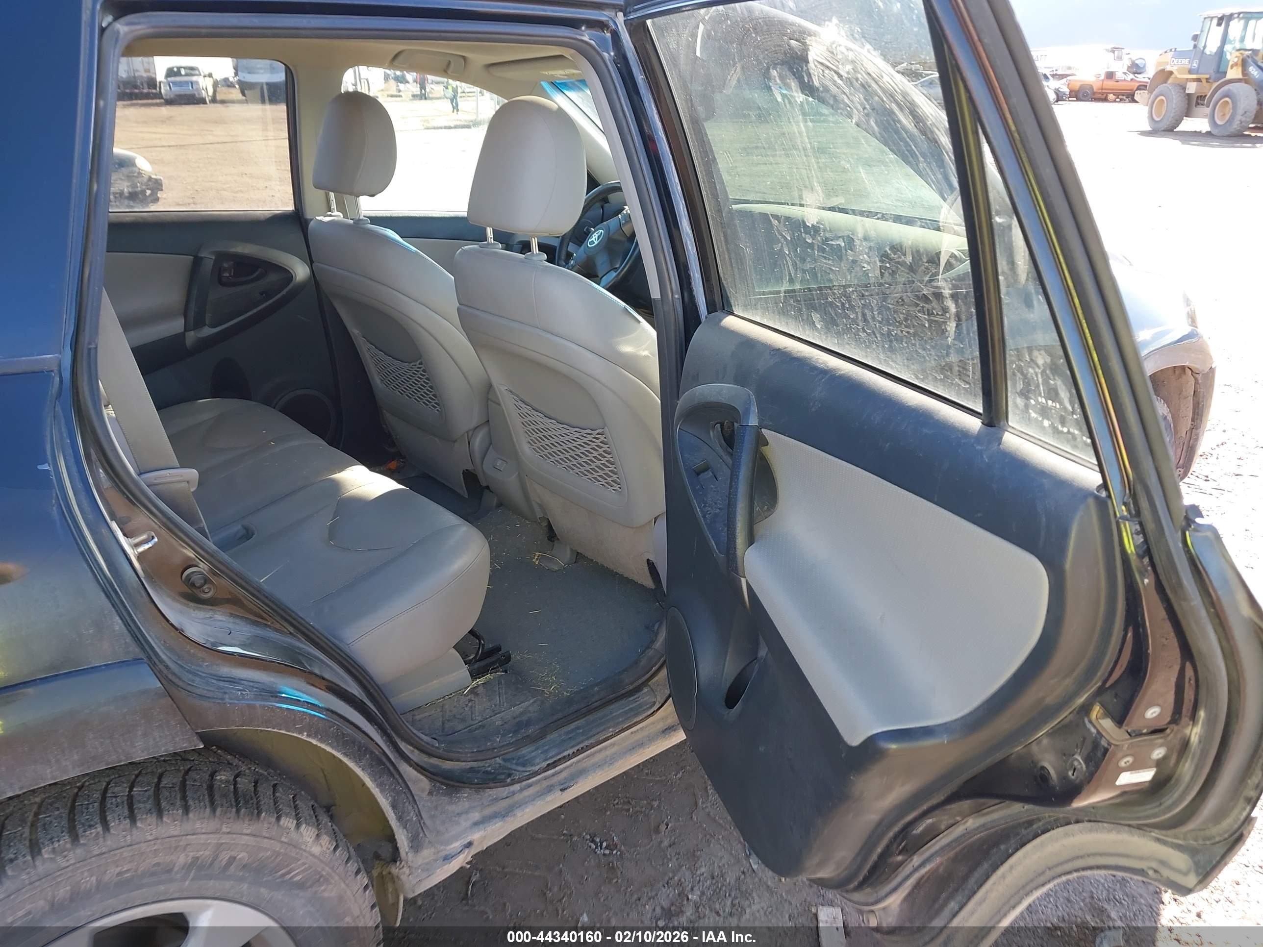 TOYOTA RAV4 image 8
