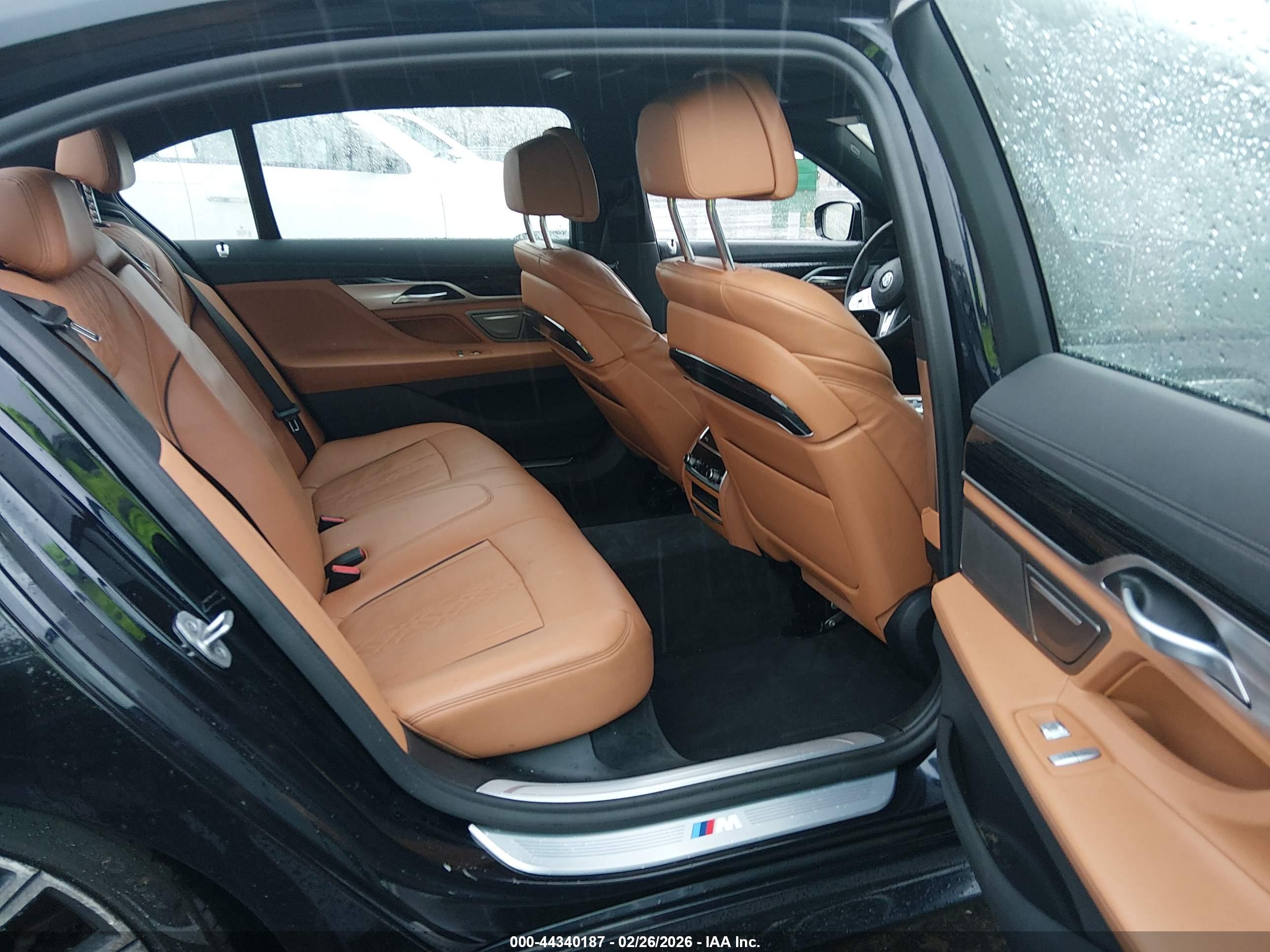 BMW 750 image 8