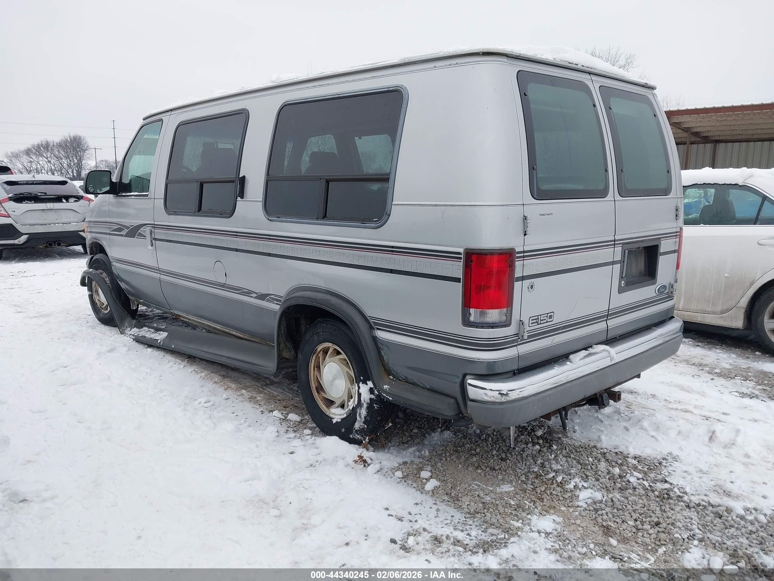 FORD E-150 image 3