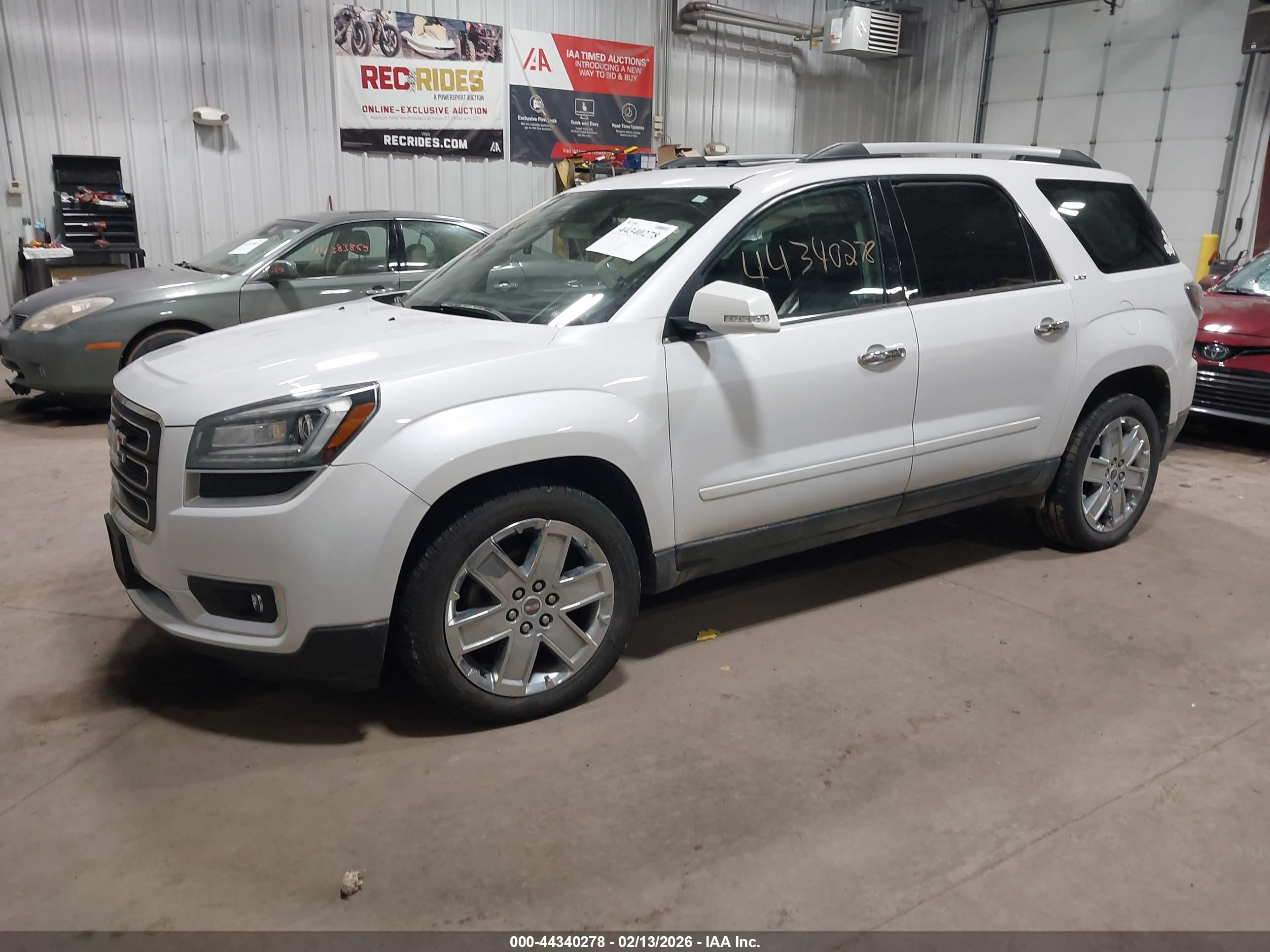 GMC ACADIA image 2