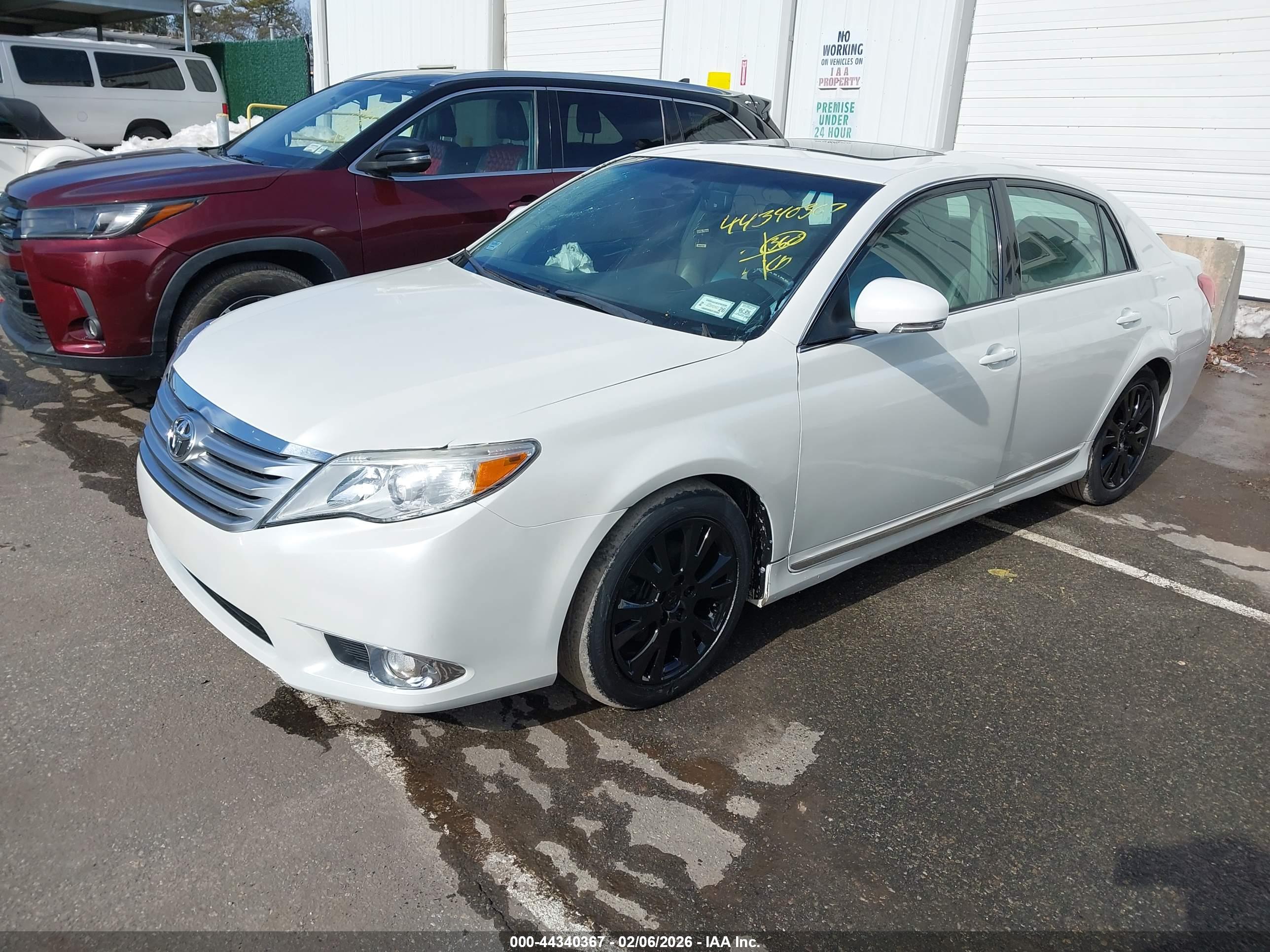 TOYOTA AVALON image 2