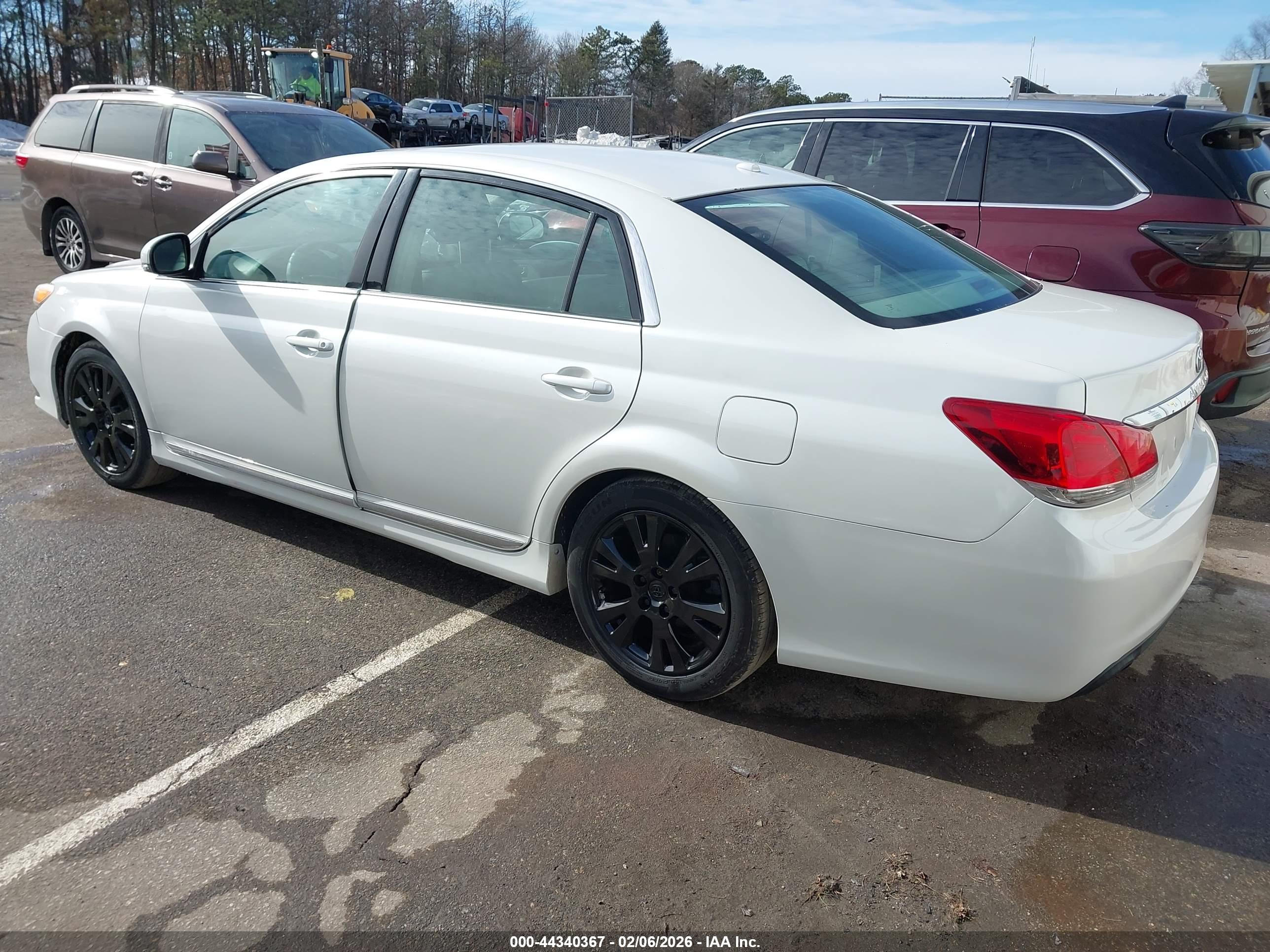 TOYOTA AVALON image 3