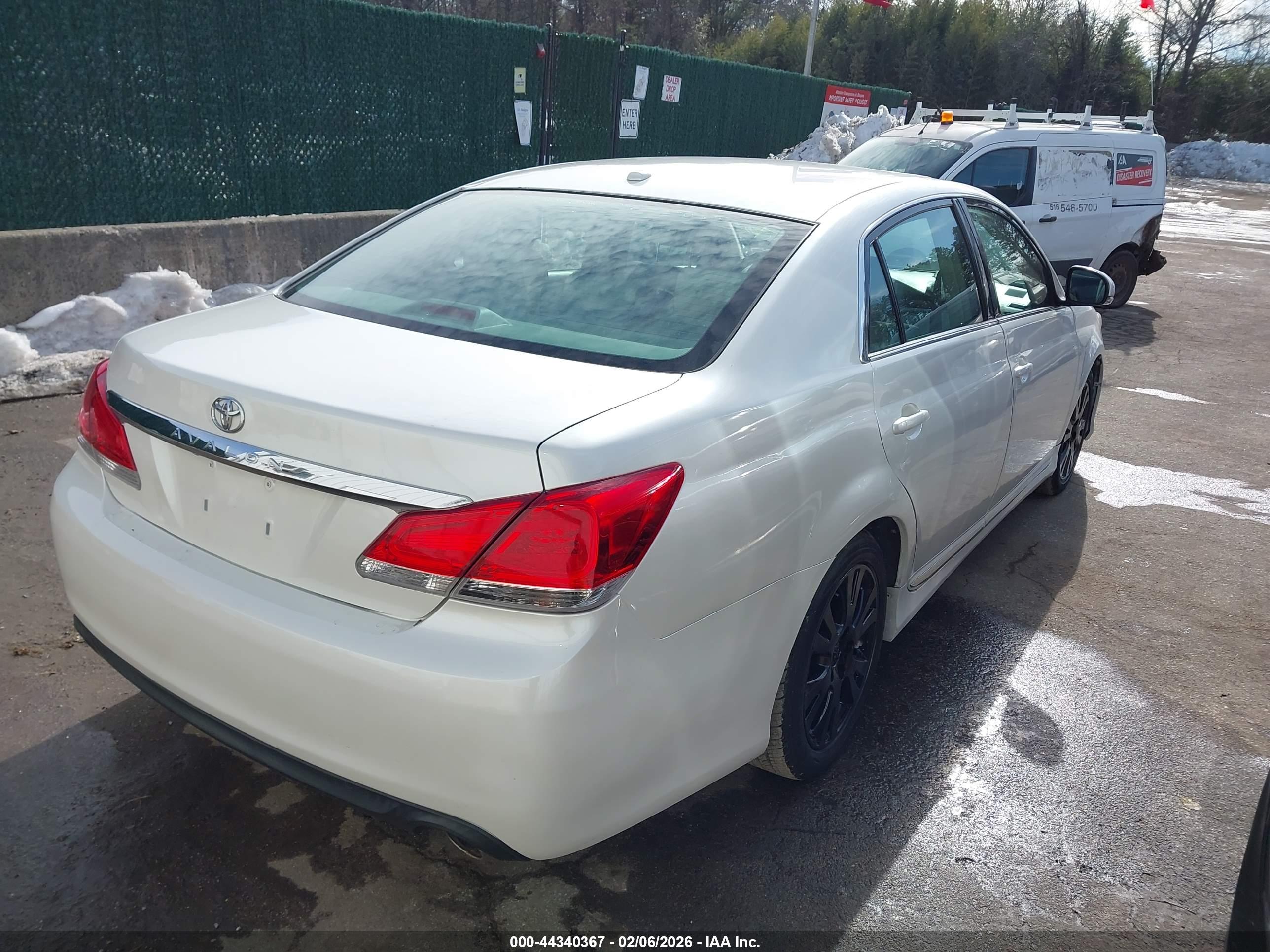 TOYOTA AVALON image 4